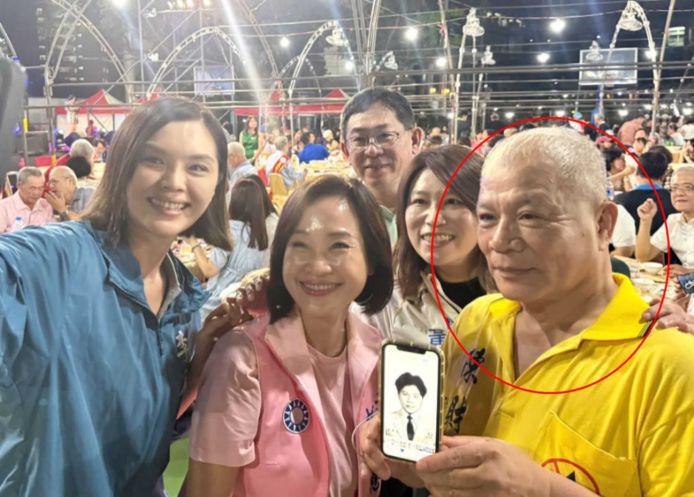 柯志恩在高雄正修科技大學遇到抓漏達人陳財佑,兩人開心合照。(翻攝自柯志恩臉書)