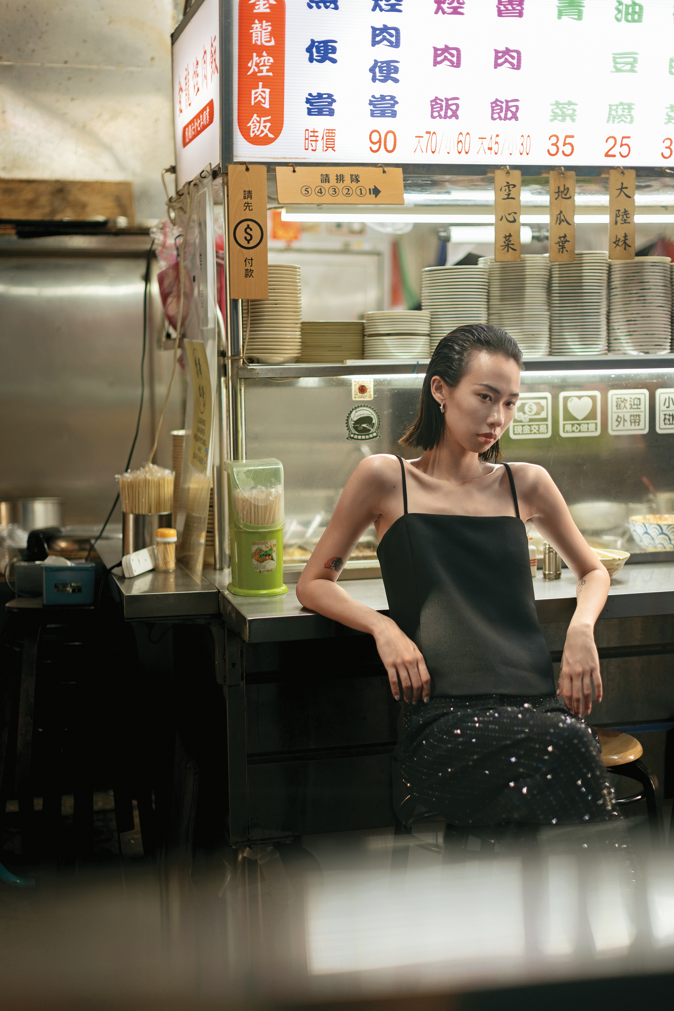 黑色細肩帶上衣 NT$40,600 by GIORGIO ARMANI、黑色刺繡釘鑽長褲 NT$251,000 by GIORGIO ARMANI、KNOT銀色飾面水晶圈形耳環 NT$26,000 by CELINE