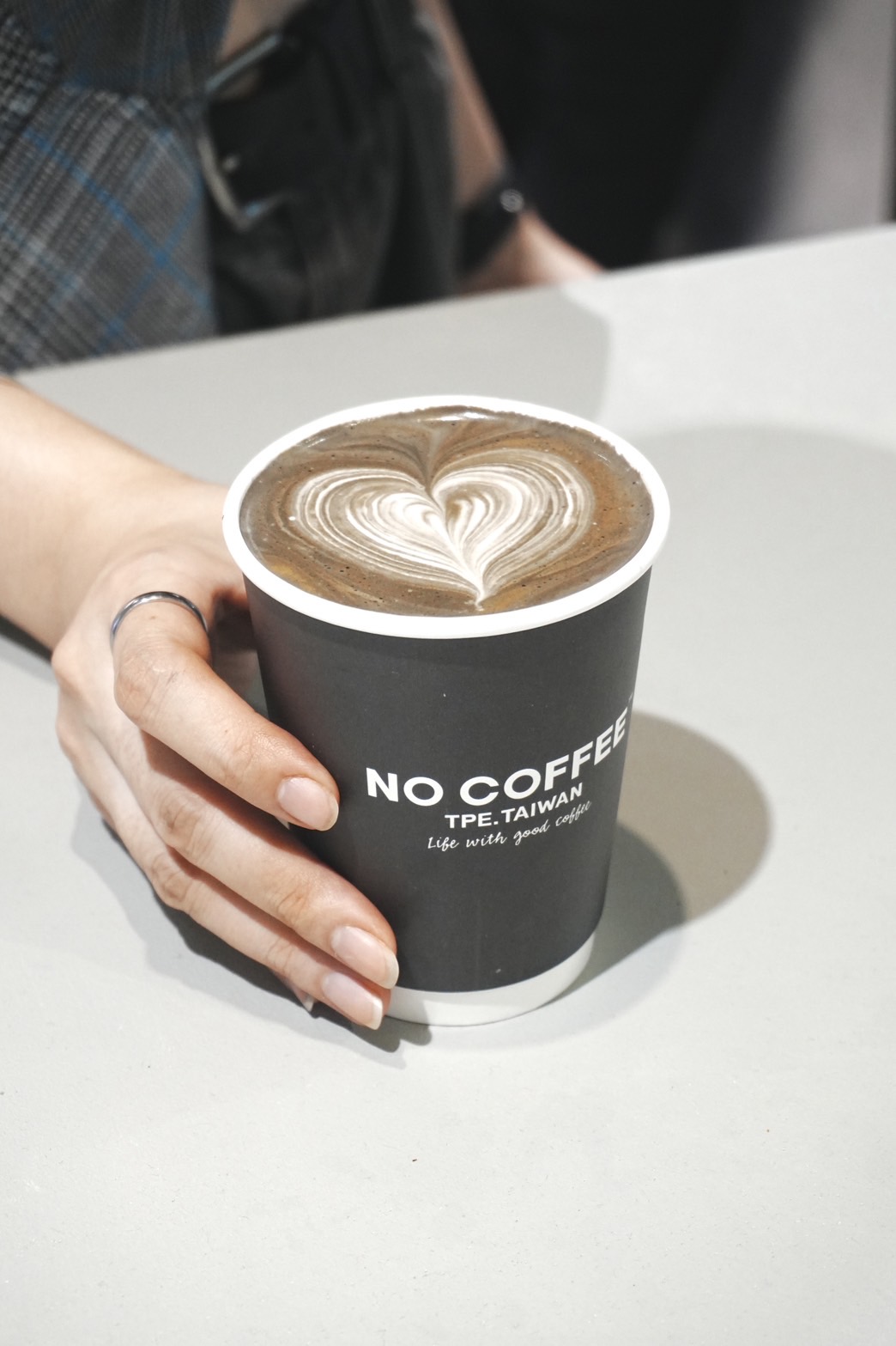 「黑咖啡拿鐵」十分符合NO COFFEE的品牌色系，讓粉絲不只喝咖啡，也品潮流。（165元／中杯）