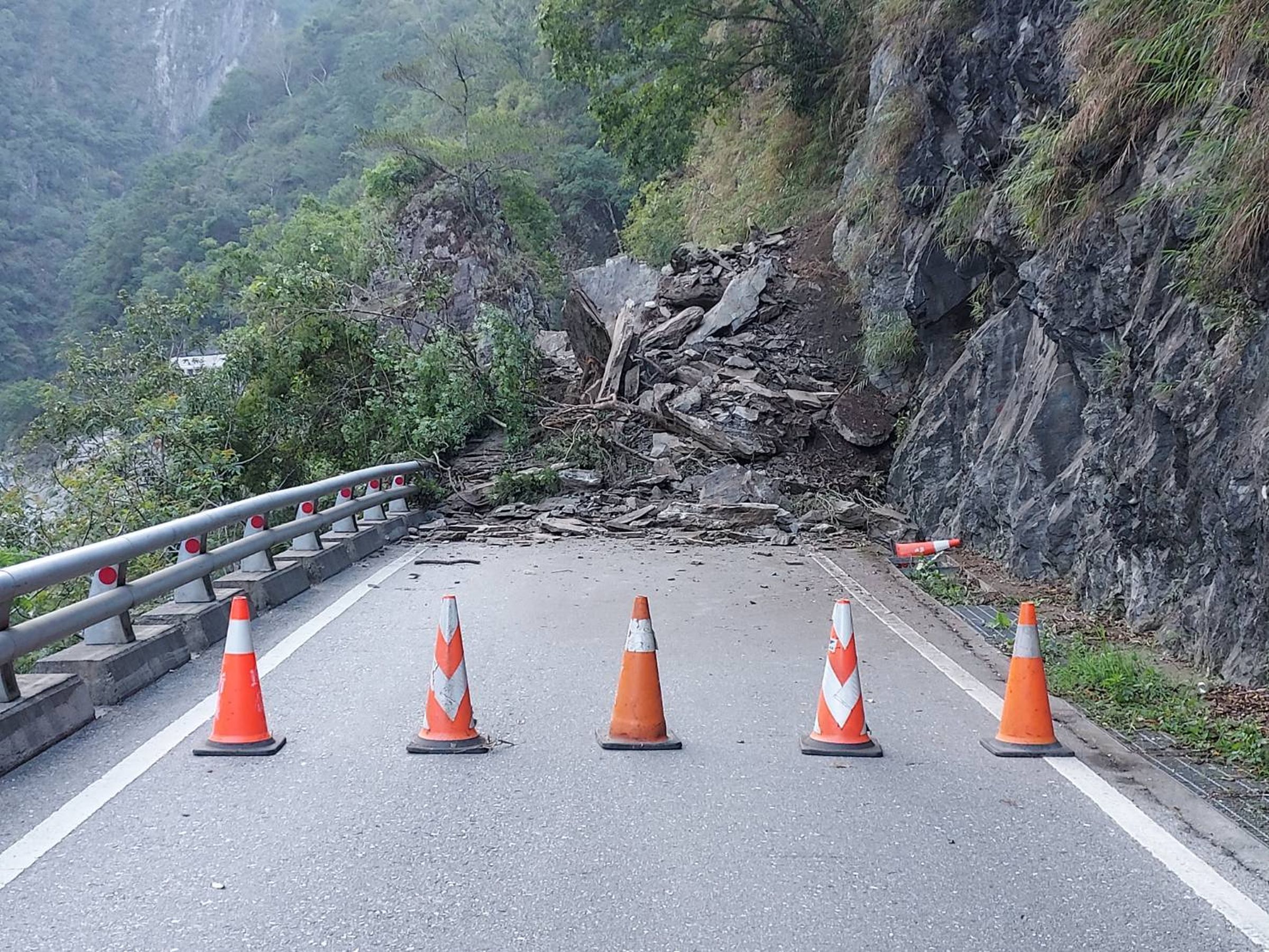 南橫公路新武路段土石崩落，雙向道路直接被阻斷。（南區養護工程分局提供）