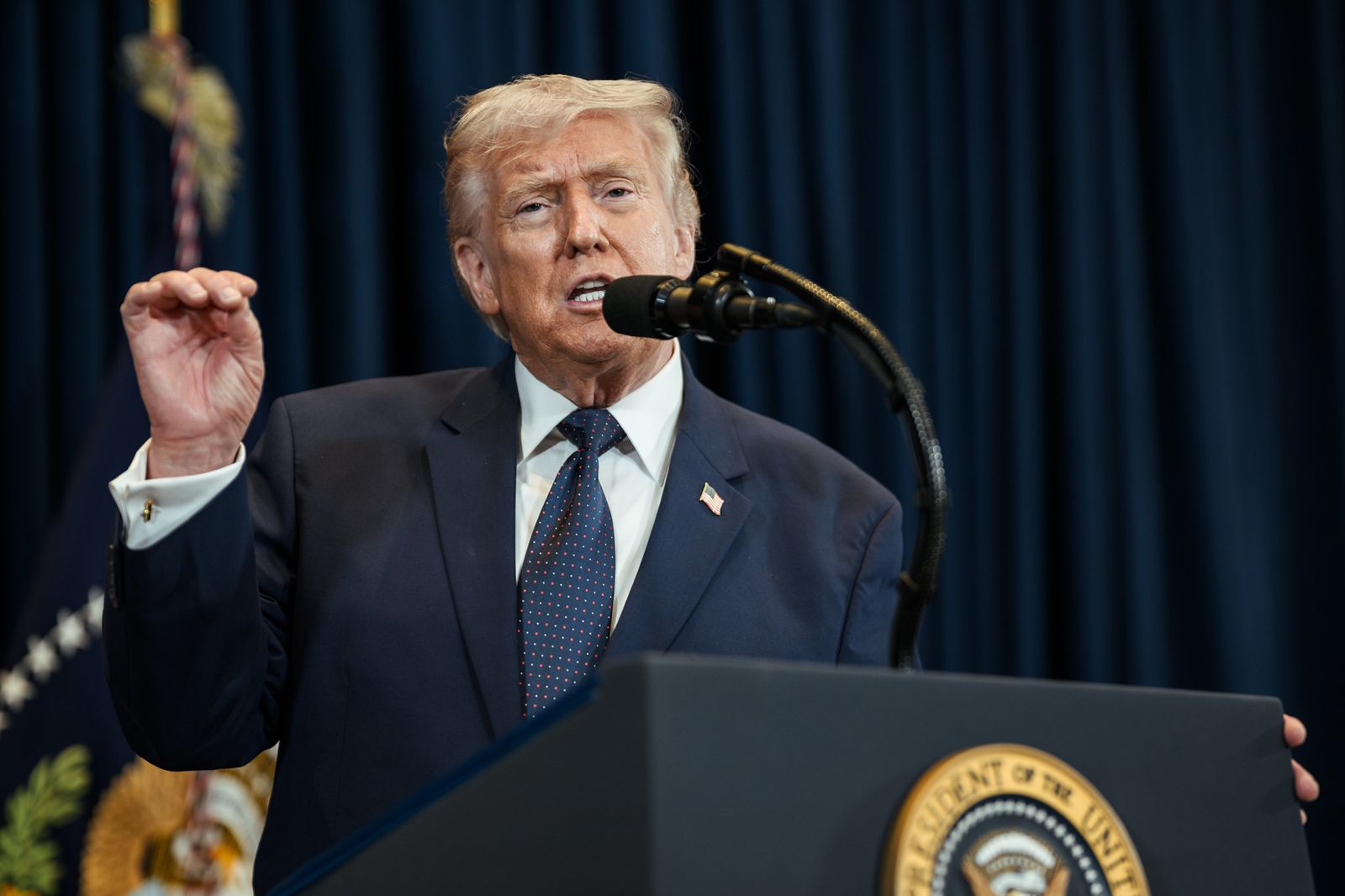 川普下令封鎖荷姆茲海峽!怒轟伊朗收錢是勒索 付費船全不准過