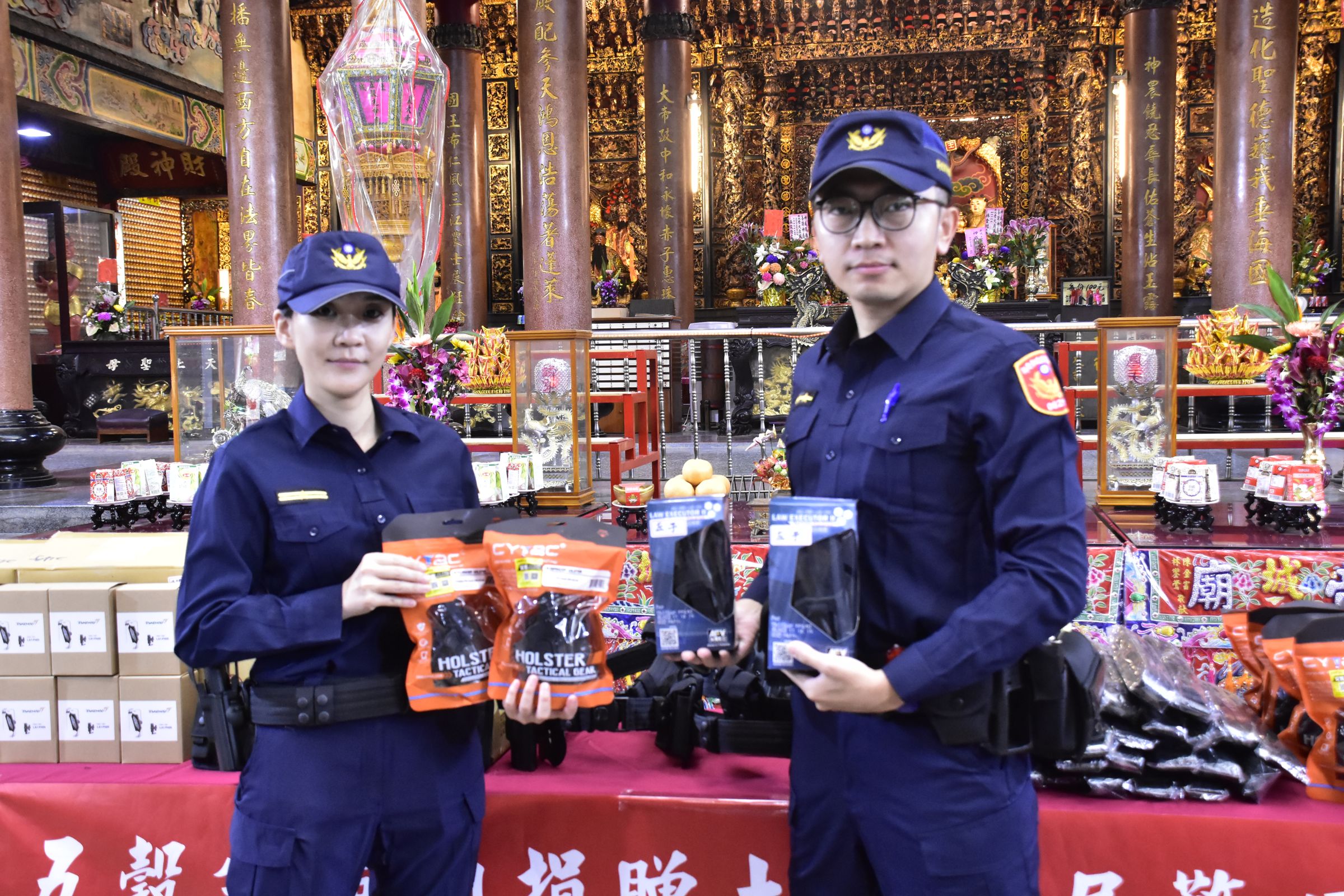 新北市土城區五穀先帝廟捐贈土城分局警用槍套組、哈雷燈等警用裝備。(土城分局提供)