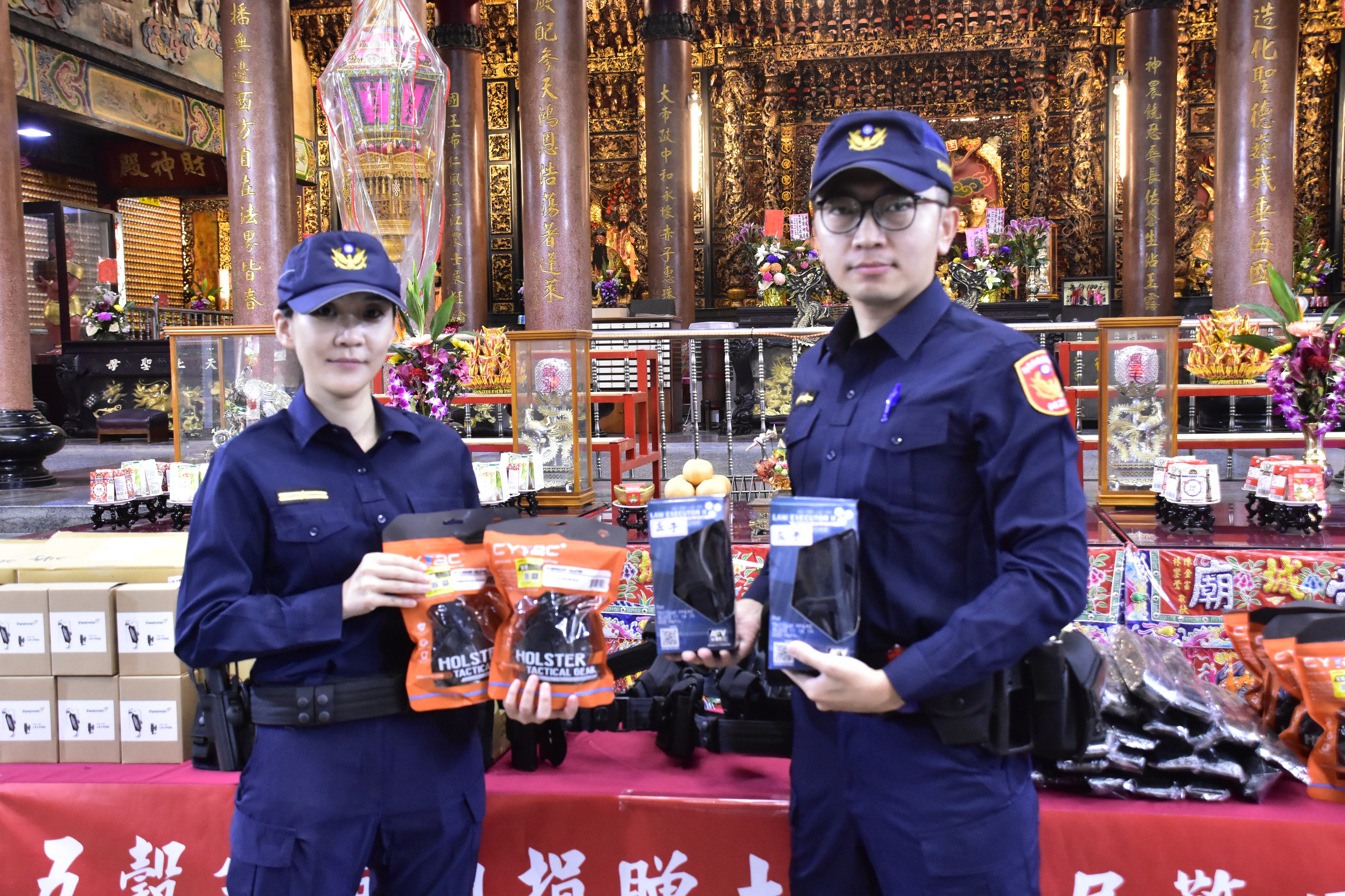 新北市土城區五穀先帝廟捐贈土城分局警用槍套組、哈雷燈等警用裝備。（土城分局提供）