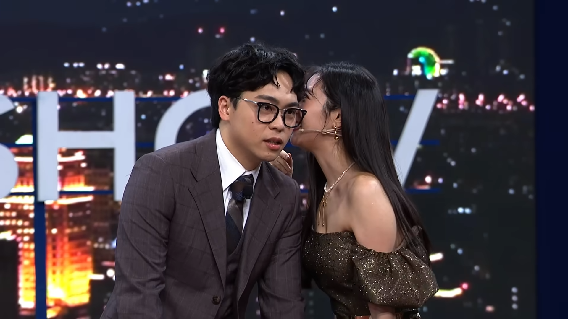 賀瓏幾個月前主動向命理師簡少年求助，語氣慌亂，並稱「有正在接觸的新對象」。（YouTube @STR Network）