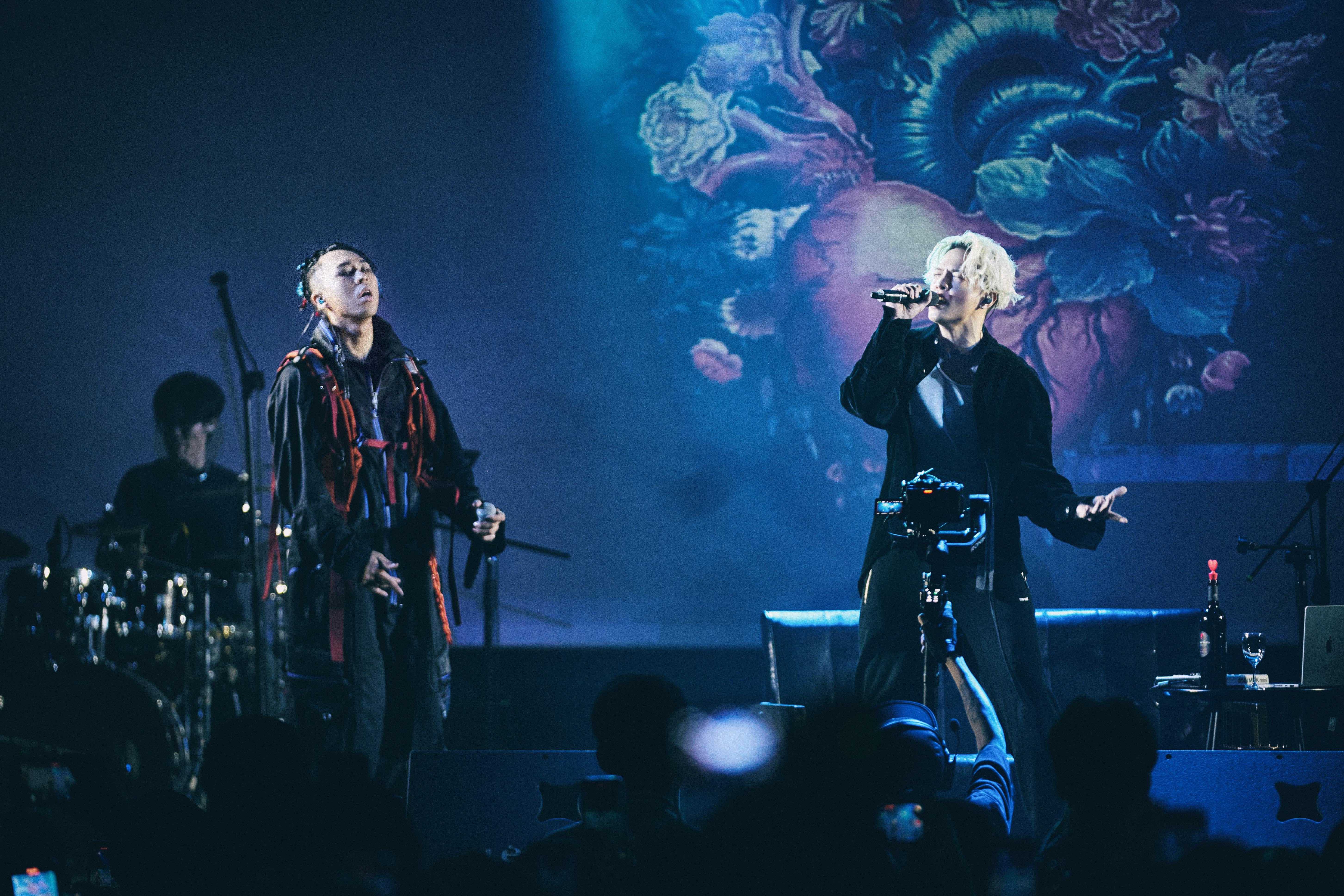 J.Sheon化「聲」電台主持人訪問同理，緊接著兩人一起走上舞台。（索尼提供）