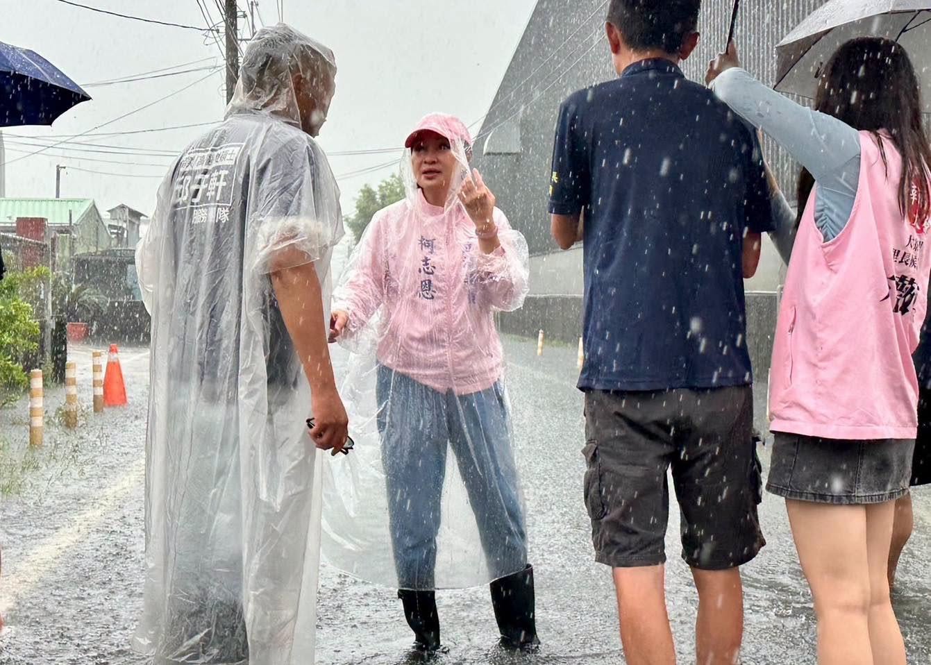 近日高雄豪雨頻繁,國民黨市長參選人柯志恩走訪災區,紀錄積水狀況,檢視排水建設仍待改善的課題。