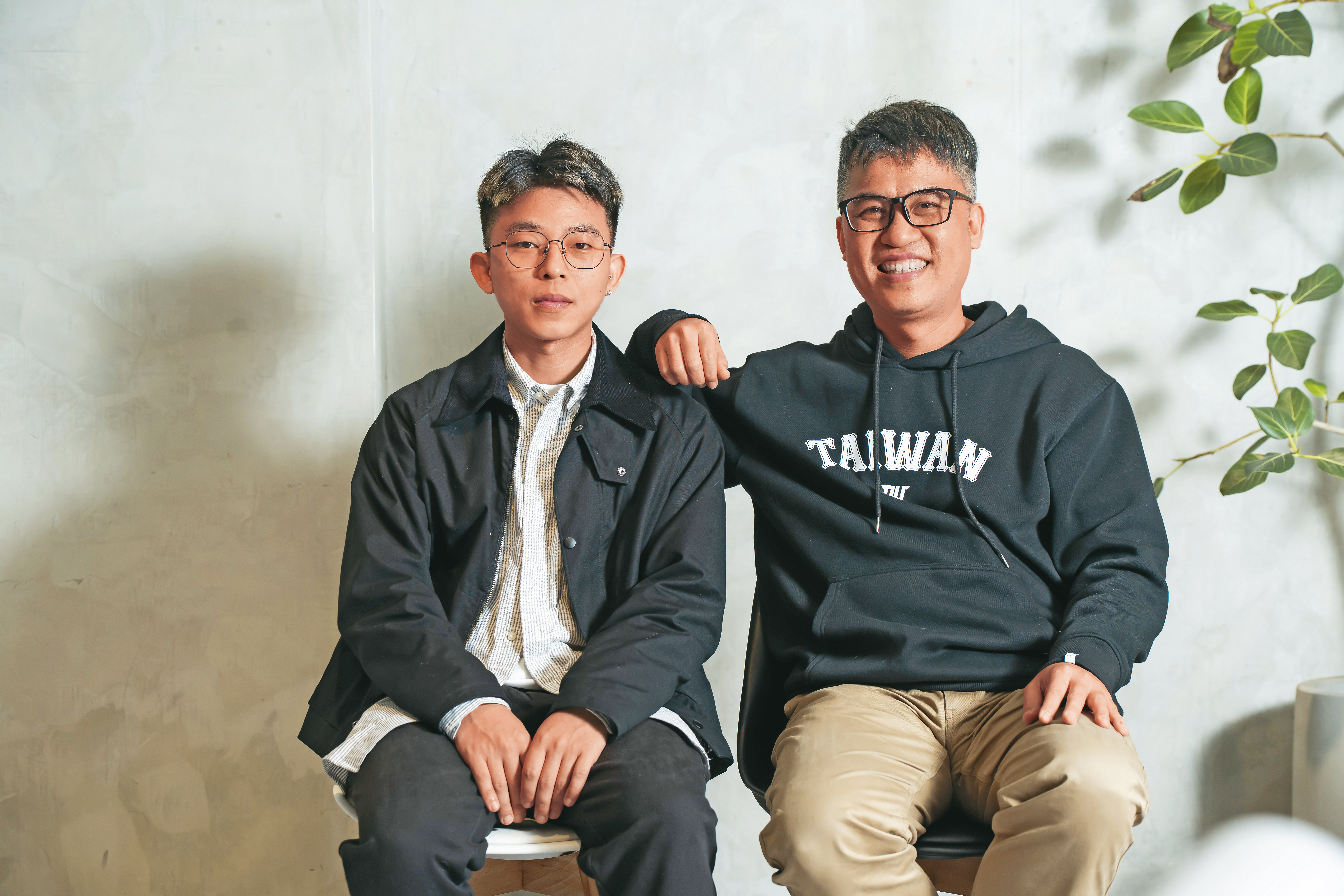 製作人兼編劇陳南宏（右）認為新銳導演朱平（左）拍出工人樣貌及獨特的生活感。