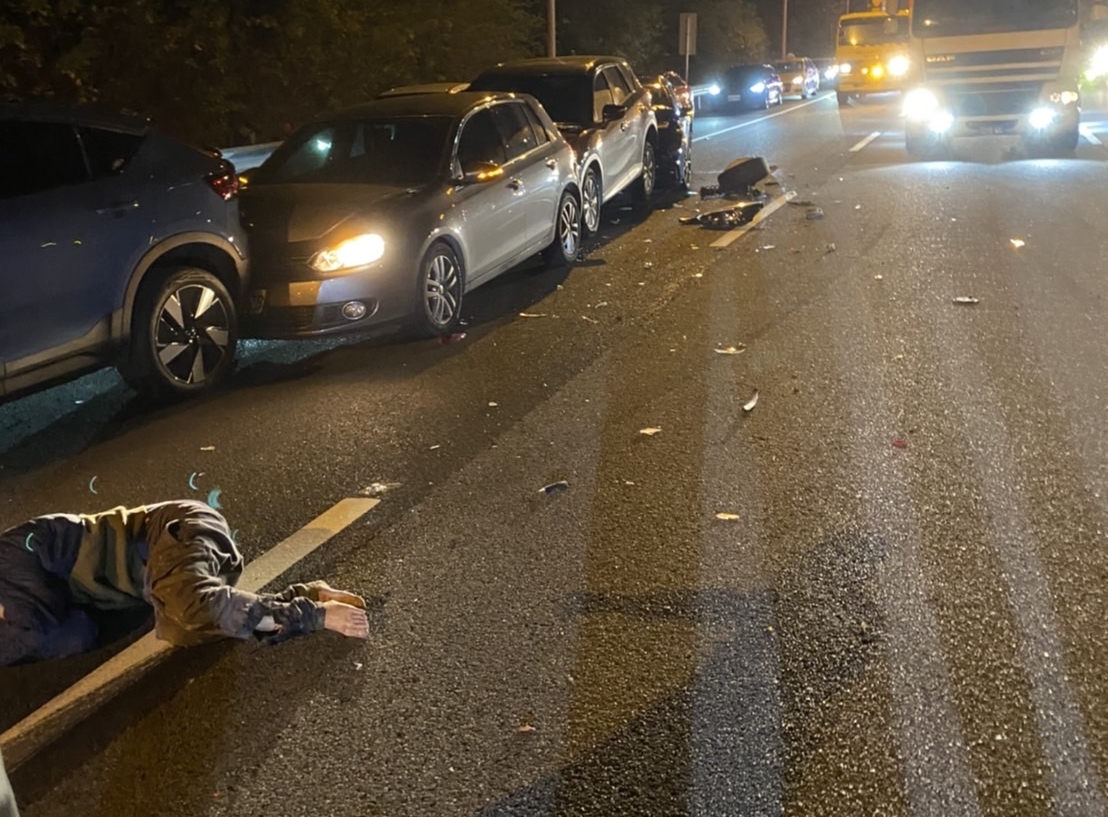 國三南下香山路段4日晚間發生重大車禍，有民眾遭撞倒在車道。（翻攝記者爆料網）