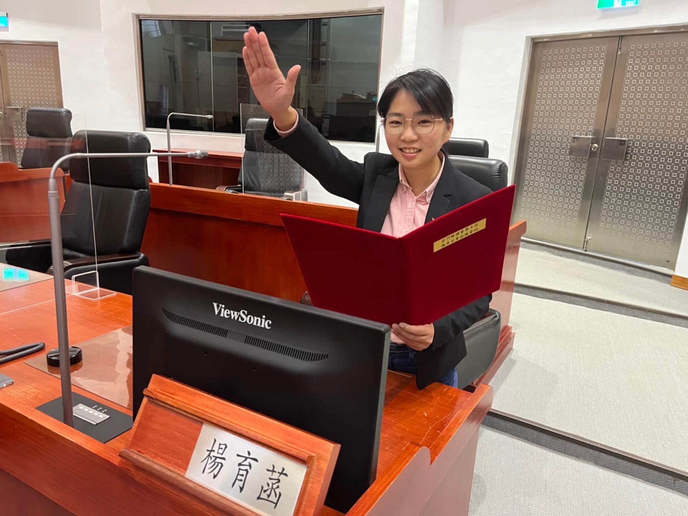 金門縣新科議員楊育菡因涉幽靈人口妨害投票案,遭判當選無效。(翻攝自金門小菡楊育菡臉書)