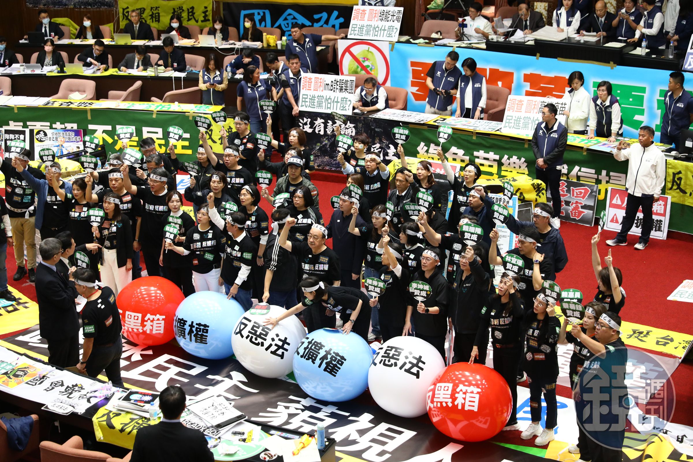 民進黨為了昨日再出招，搬出大氣球反惡法、反黑箱與反擴權。