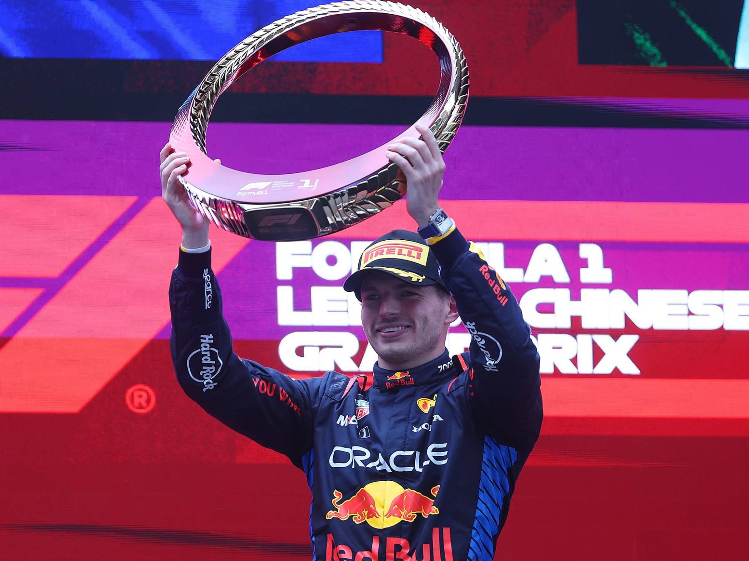 TAG Heuer品牌大使Max Verstappen奪得F1一級方程式2024「中國大獎賽」的冠軍,手腕上佩戴TAG Heuer的「摩納哥」鏤空計時碼錶上台。