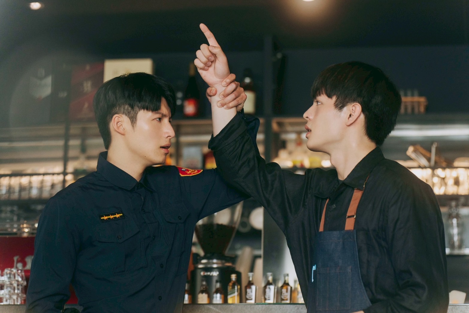 BL青春喜劇《整個世界，只有你連上了我》殺青，劉育仁（左）、邱以太（右）首度搭檔，誕生全新天菜CP攜手辦案。（好勁影業提供）