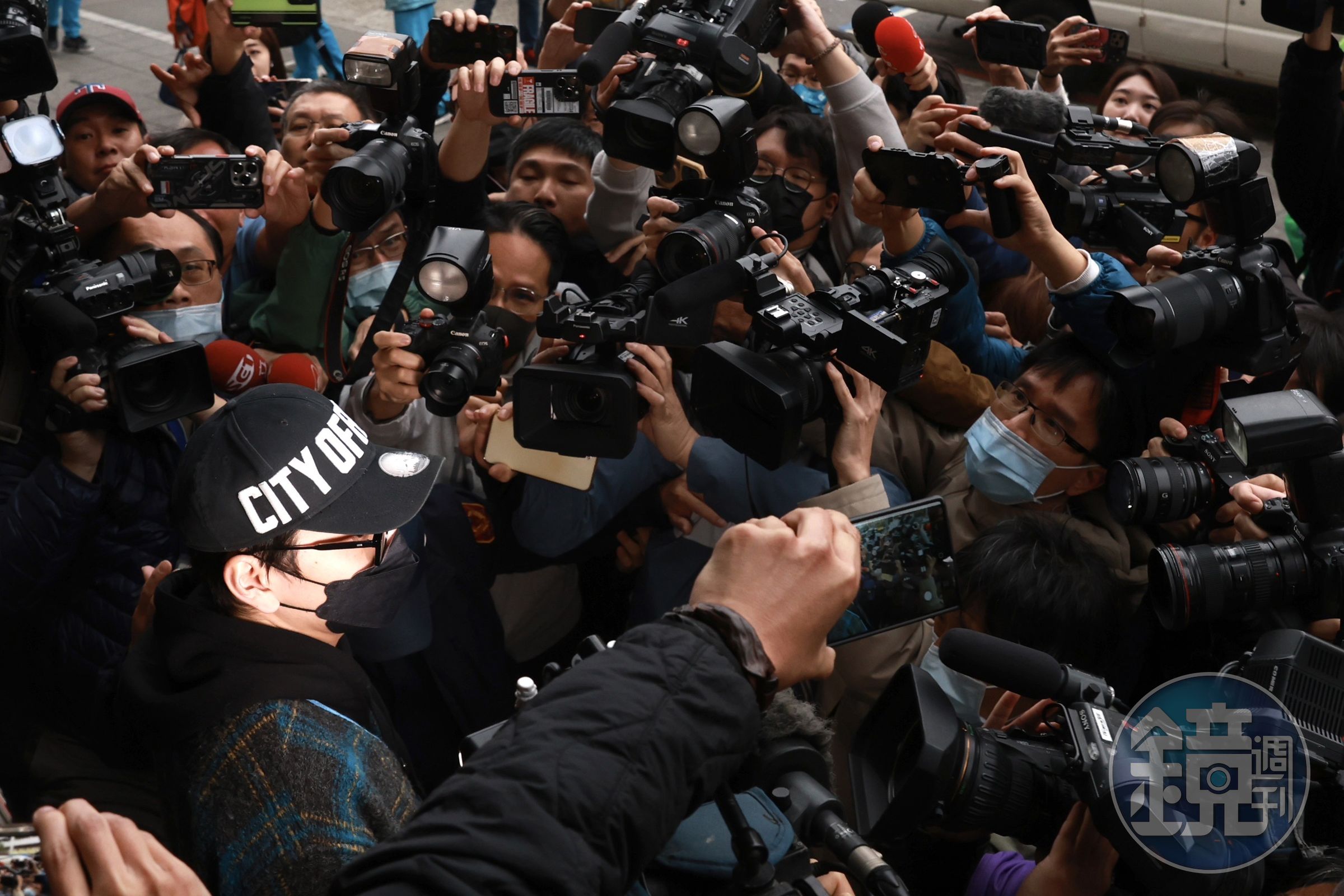 王大陸交保後步出大樓,數十名媒體擠爆現場。