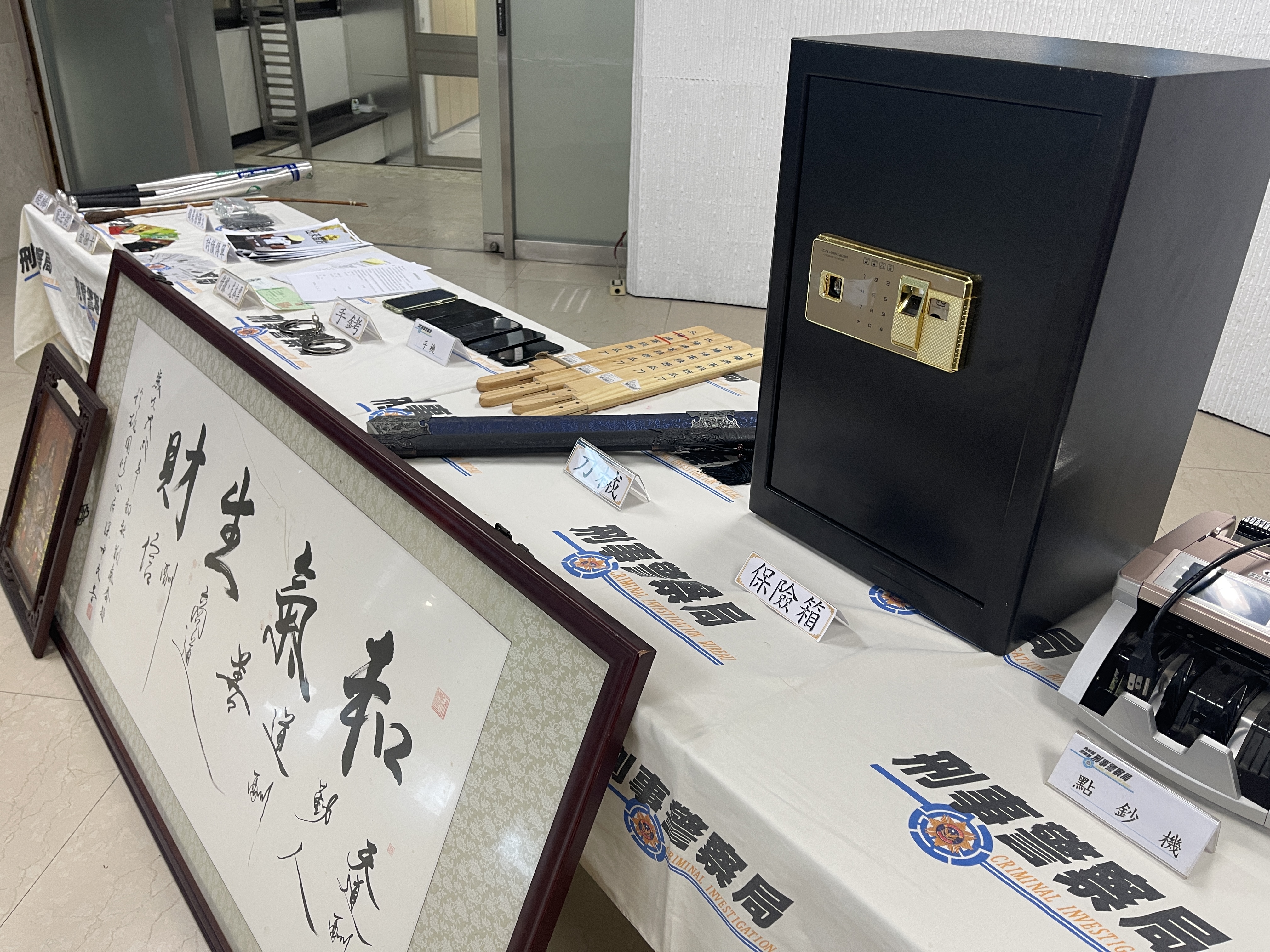 警方展示扣案證物。（警方提供）