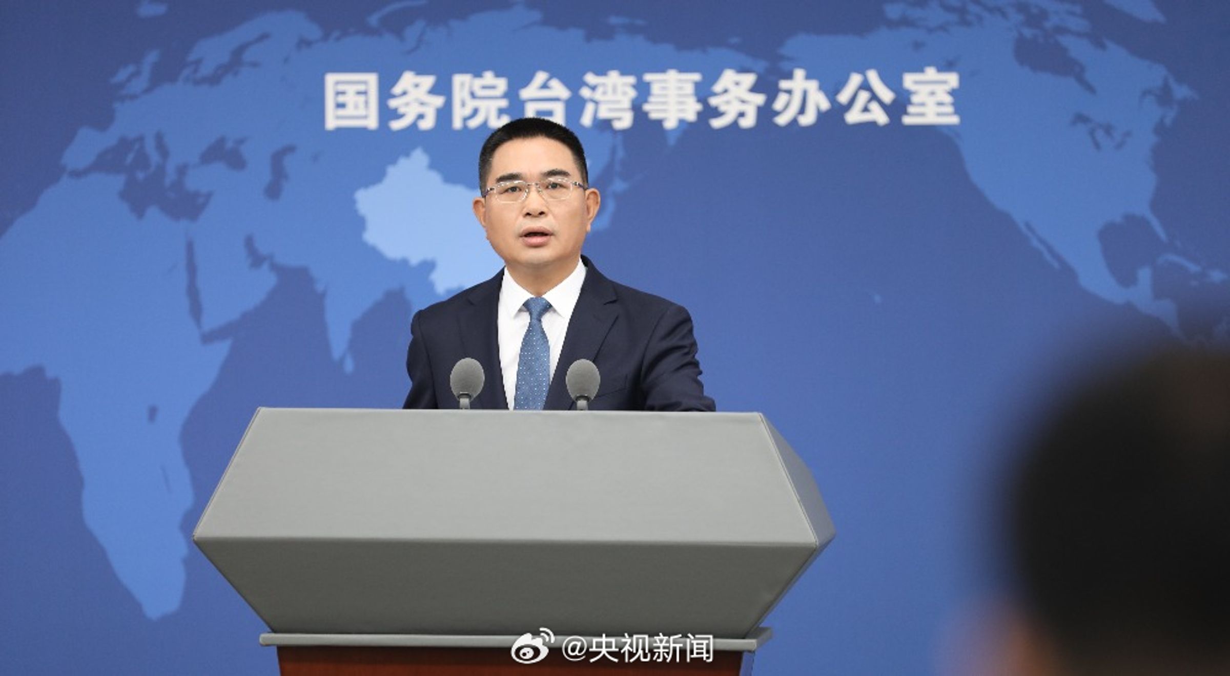 中國國台辦發言人陳斌華背書稱中國外交人員「向來遵守駐在國法律法規。」（翻攝自微博@央視新聞）