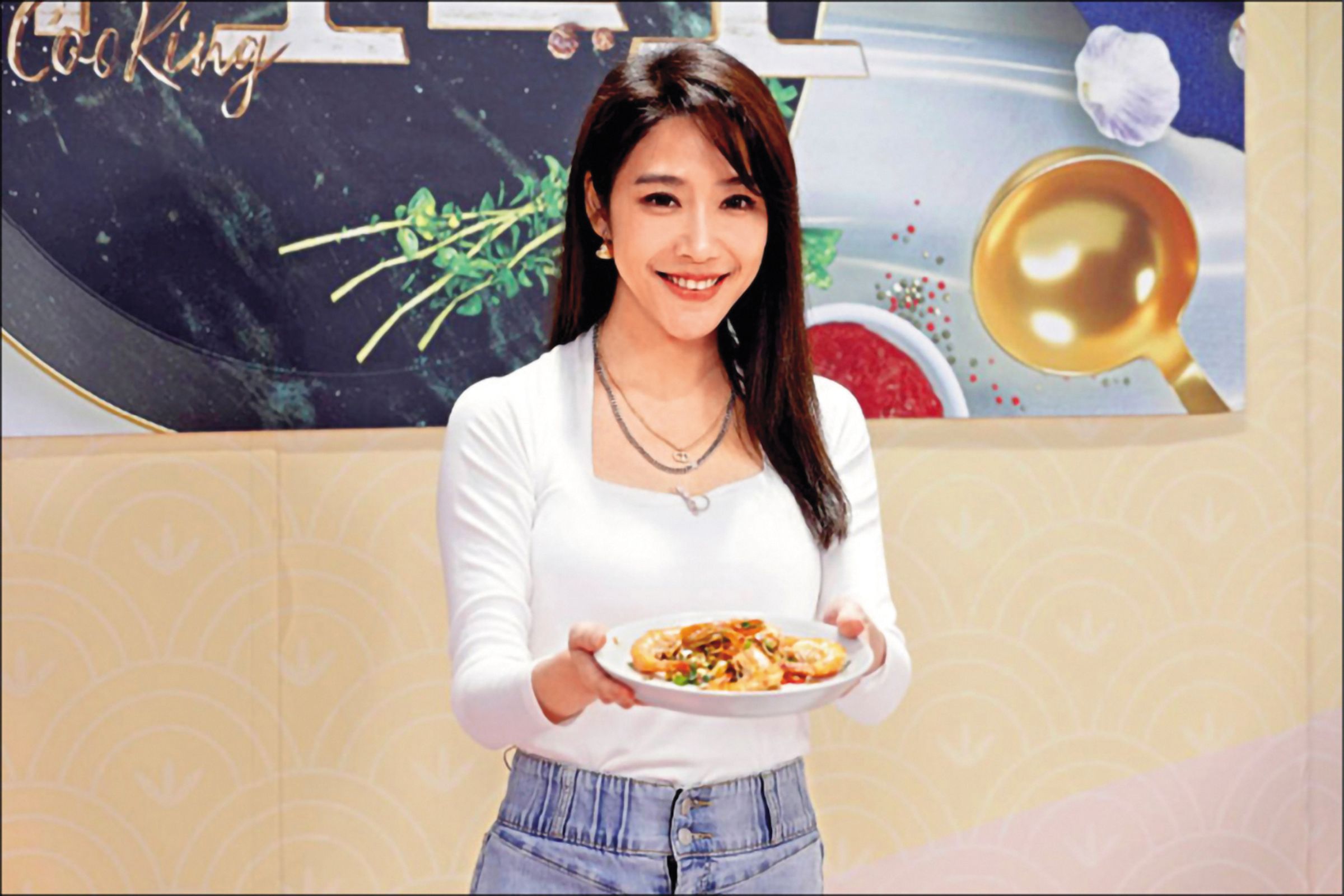 依依在離婚後的首次露面,是出席東森節目《料理之王4》。(東森購物提供)