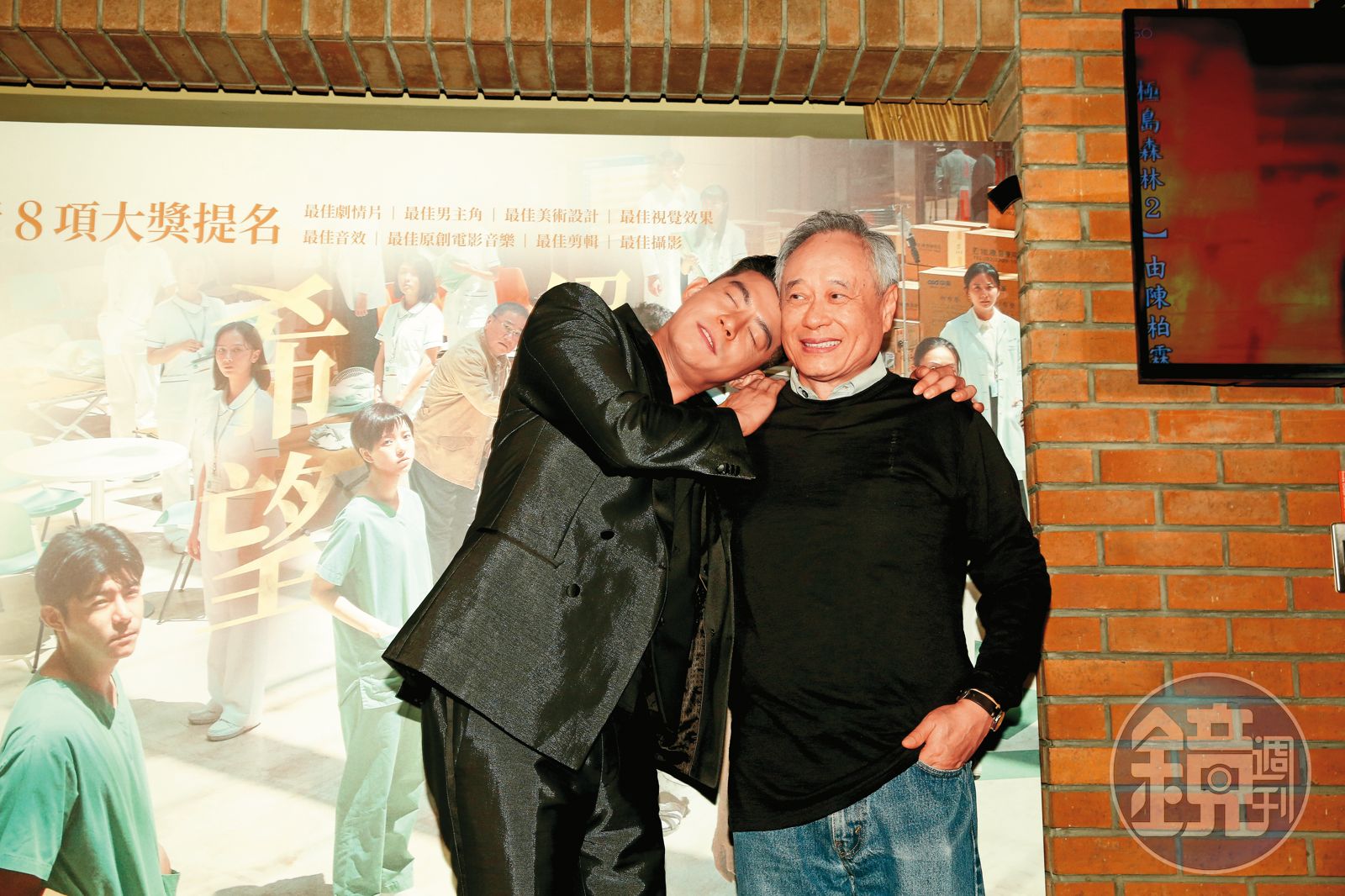 王柏傑（左）出席《疫起》《小曉》的金馬獎聯合慶功宴，當時他跟李安（右）有逗趣的合影畫面
