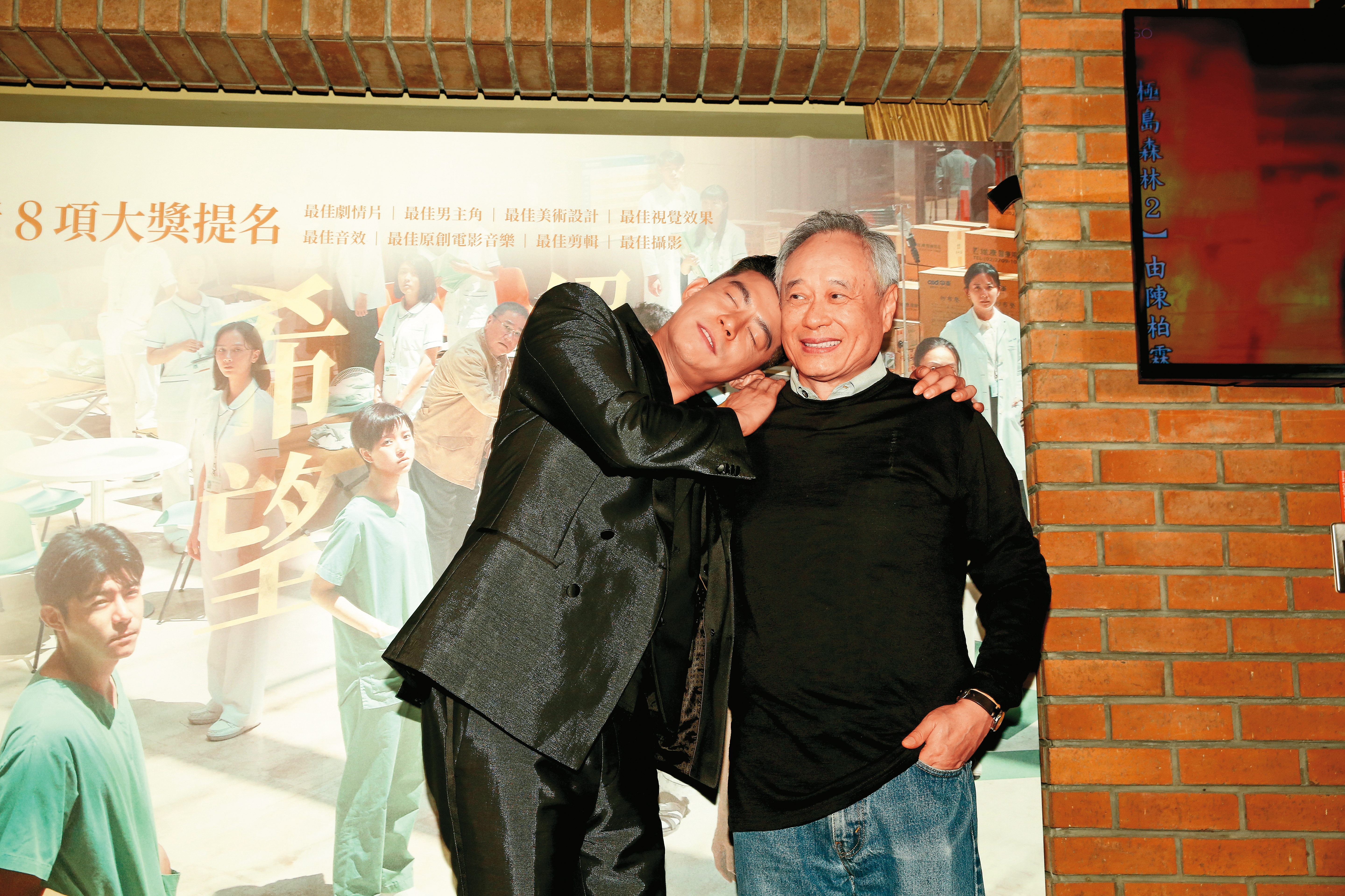 王柏傑（左）出席《疫起》《小曉》的金馬獎聯合慶功宴，當時他跟李安（右）有逗趣的合影畫面。