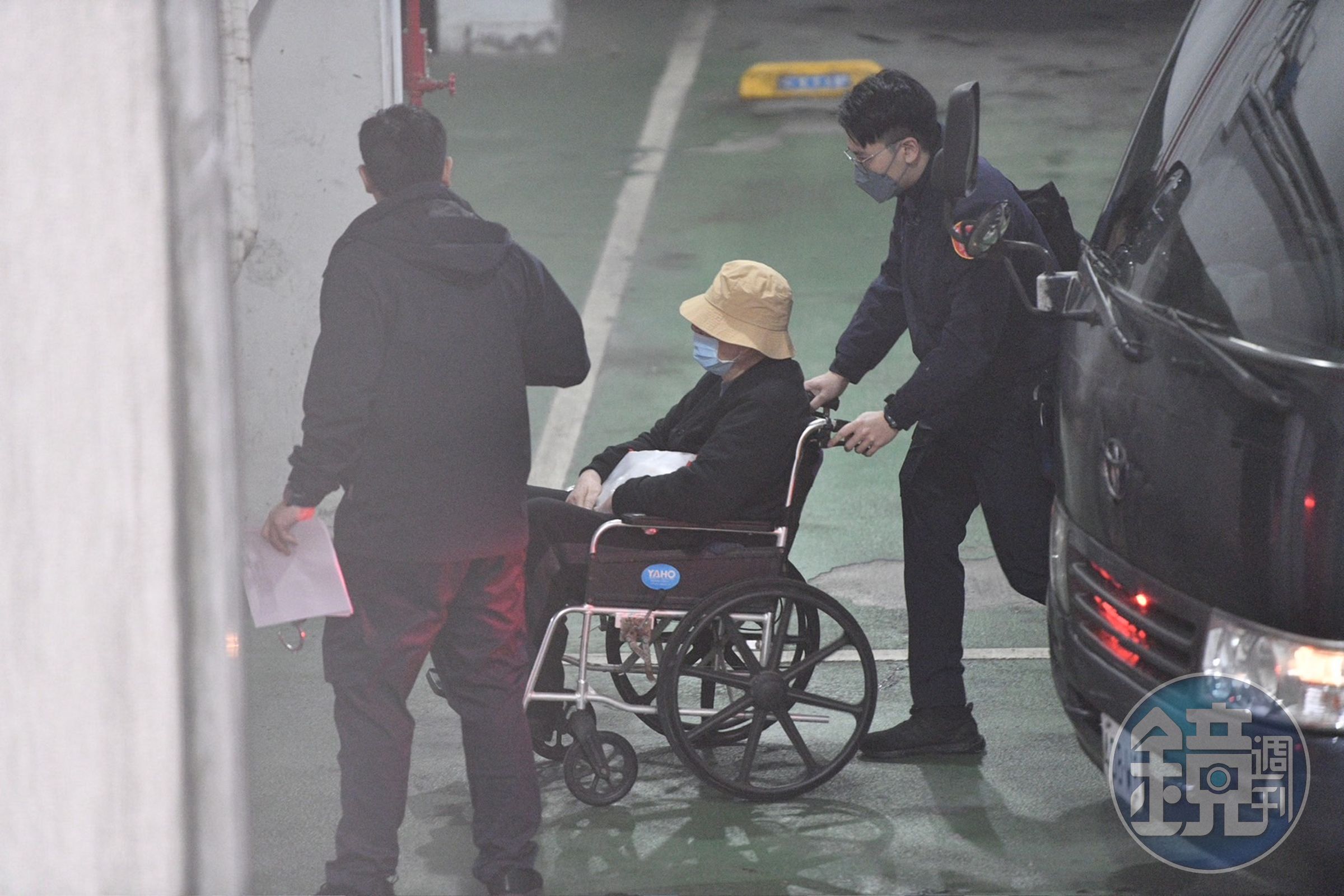 沈慶京今上午坐輪椅現身台北地檢署。