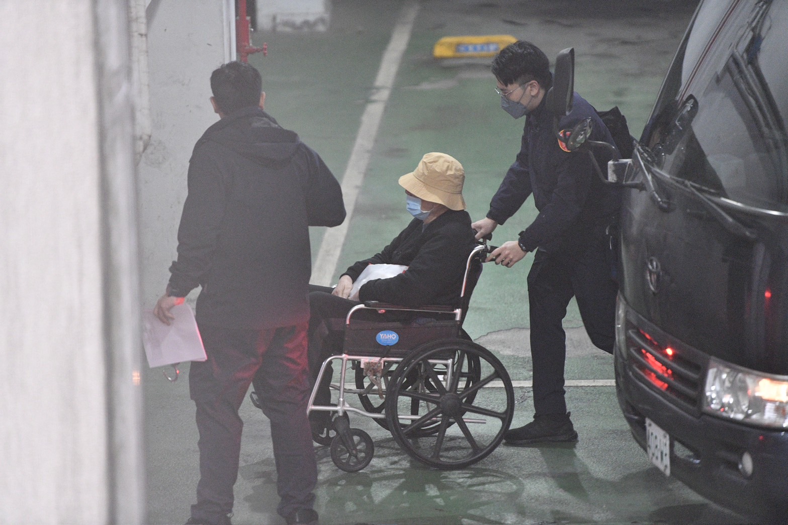 沈慶京今上午坐輪椅現身台北地檢署。