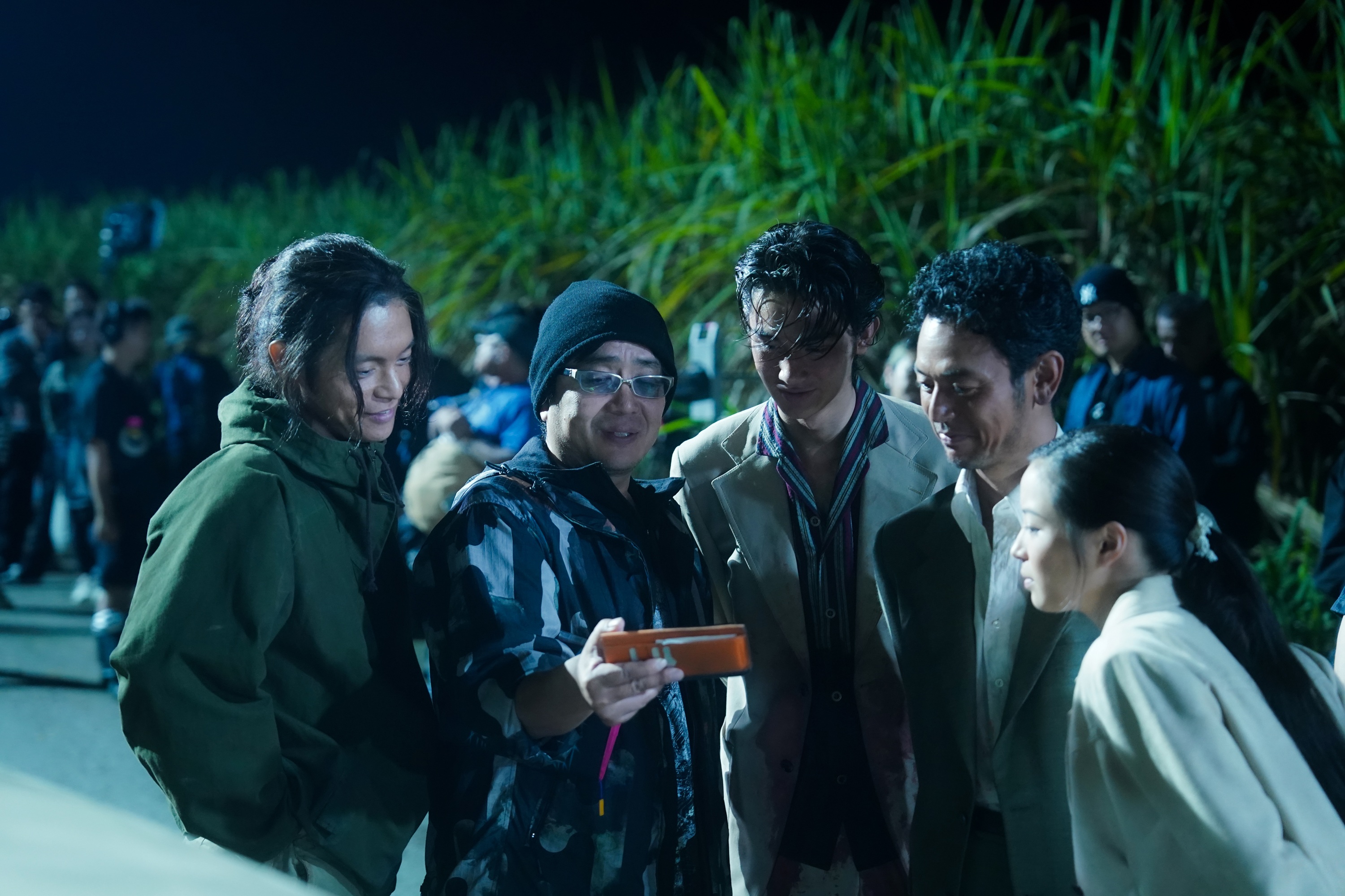 導演大友啟史（左二）在片場與演員們積極互動。（東映提供／©J.S K ©2025 Hero's Island Production Committee）