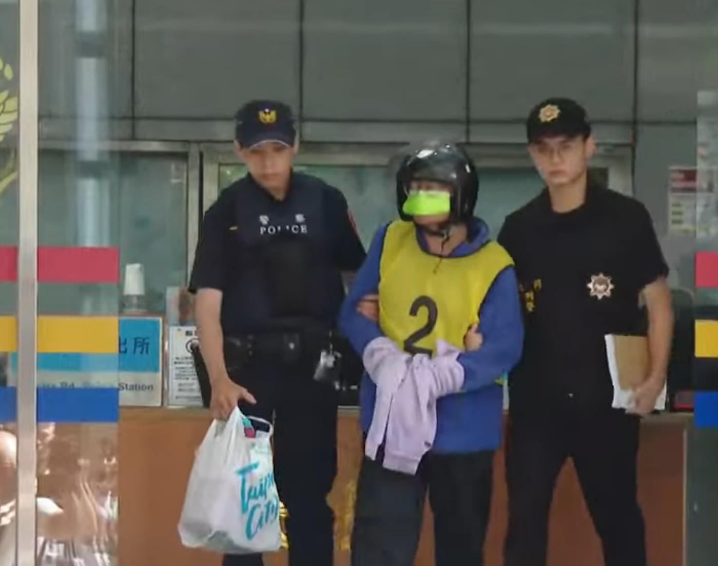 許男移送地檢署偵辦時情緒激動。(翻攝鏡新聞YT)