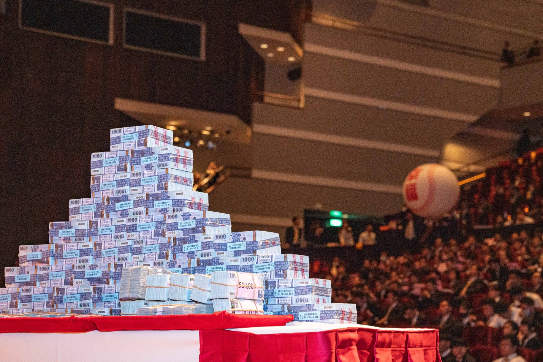 2024年永慶房屋豪發1億9,943萬元的「幸福成家基金」，犒賞辛勞的第一線經紀人員。