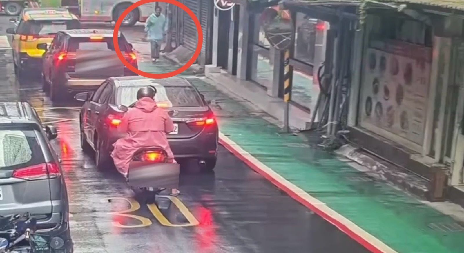 驚!夫妻吵架「竟當街持鋸拉扯」路人嚇壞急報警 警將做「家暴通報」