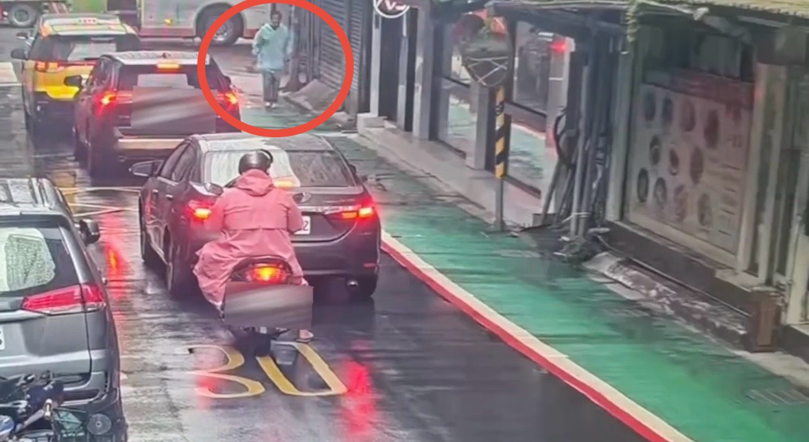 夫妻吵架「竟當街持鋸拉扯」路人嚇壞急報警。（警方提供）