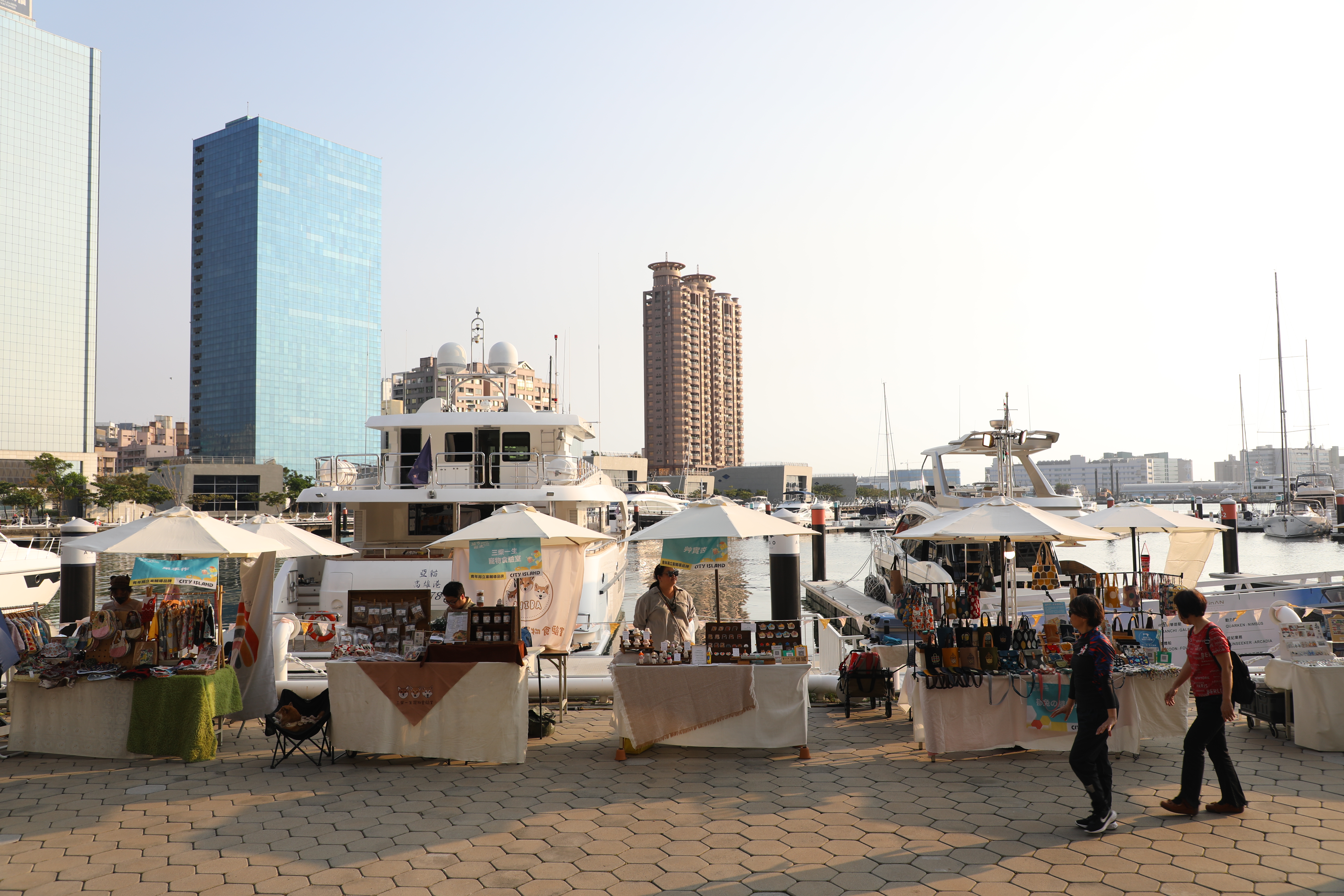市集舉辦在高雄流行音樂中心珊瑚礁群，可邊逛邊欣賞愛河風光。