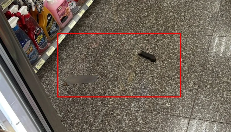 新北市三峽區20日下午發生持雙刀揮舞事件，警方獲報後迅速到場將男子壓制，所幸未造成其他人員傷亡。（翻攝畫面）