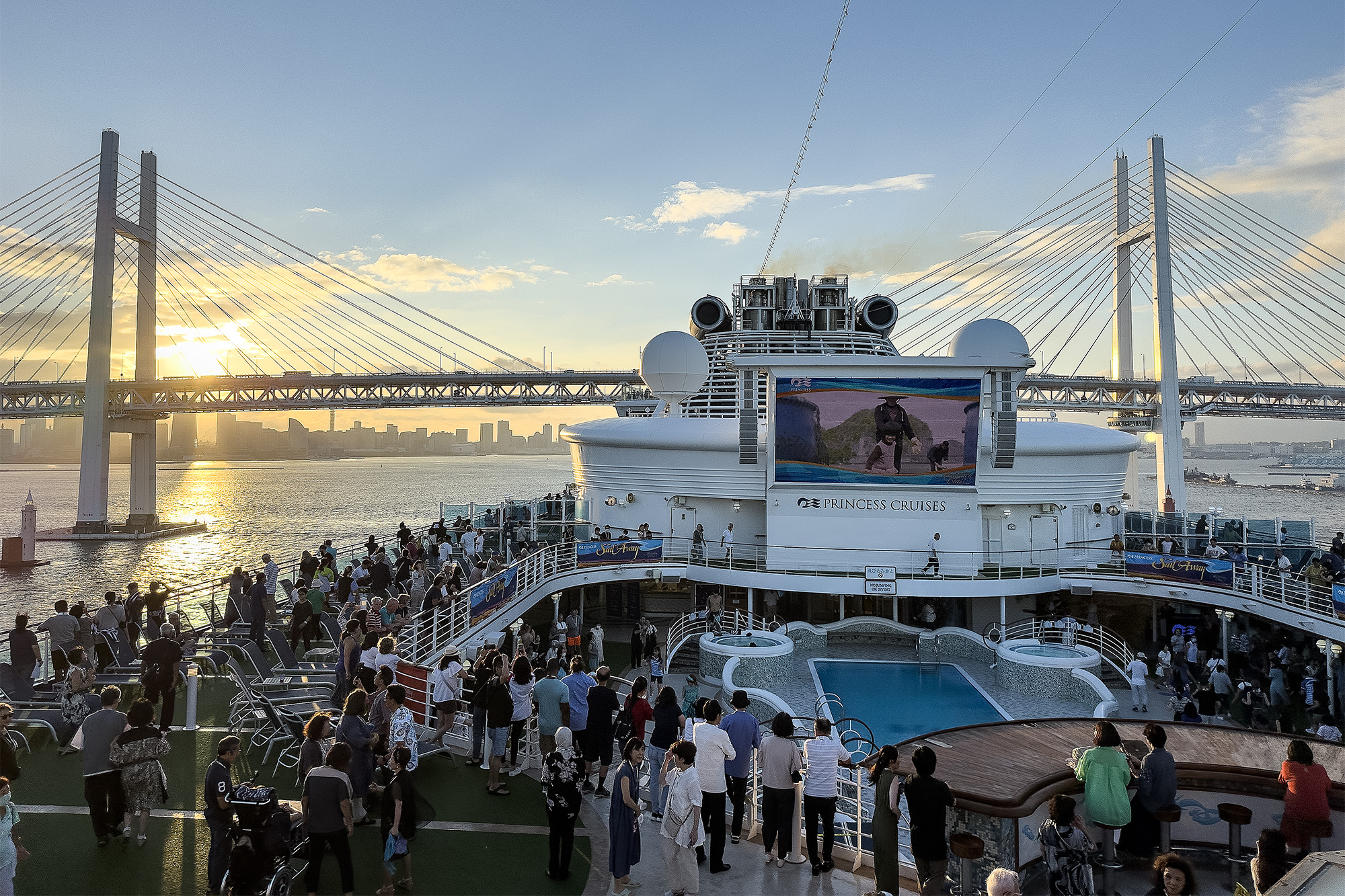 郵輪公司順應旅遊趨勢，推出適合懶人度假的全包式方案，每天多付60美元可享有上網、酒水吃到飽與小費全含等服務。（童心怡攝影）