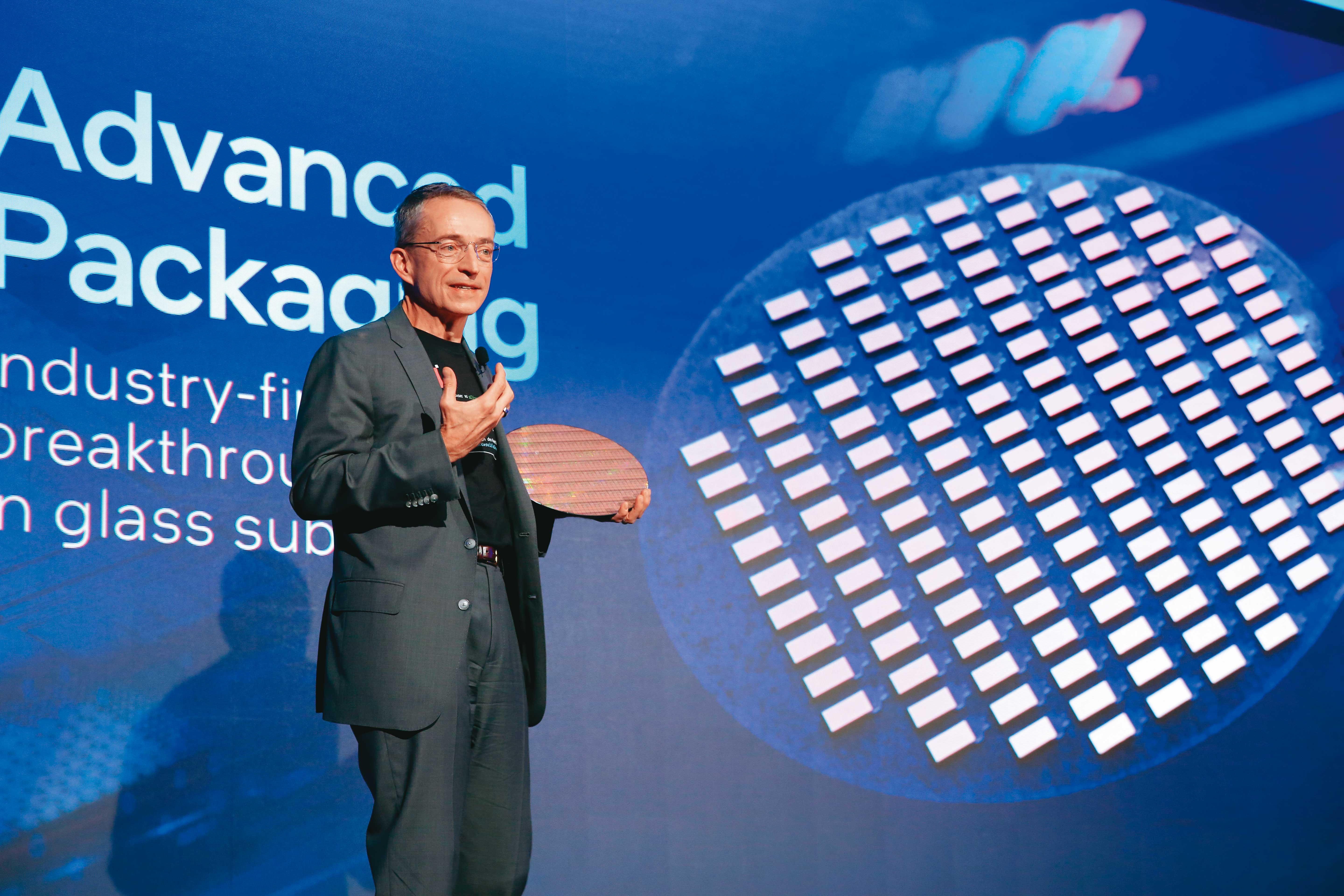 英特爾率先提出玻璃基板導入先進封裝，引起輝達、超微、蘋果等大客戶高度關注，反超台積電煙硝味濃。圖為英特爾執行長季辛格。