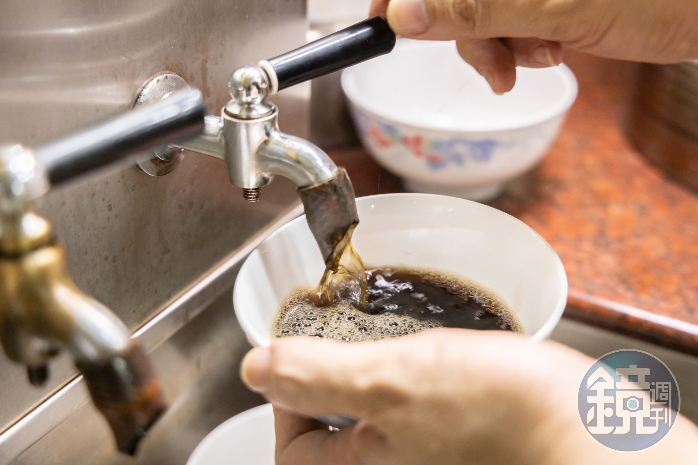 每日早上熬煮好的涼茶,裝在大鐵罐中保溫,打開龍頭就可取用。