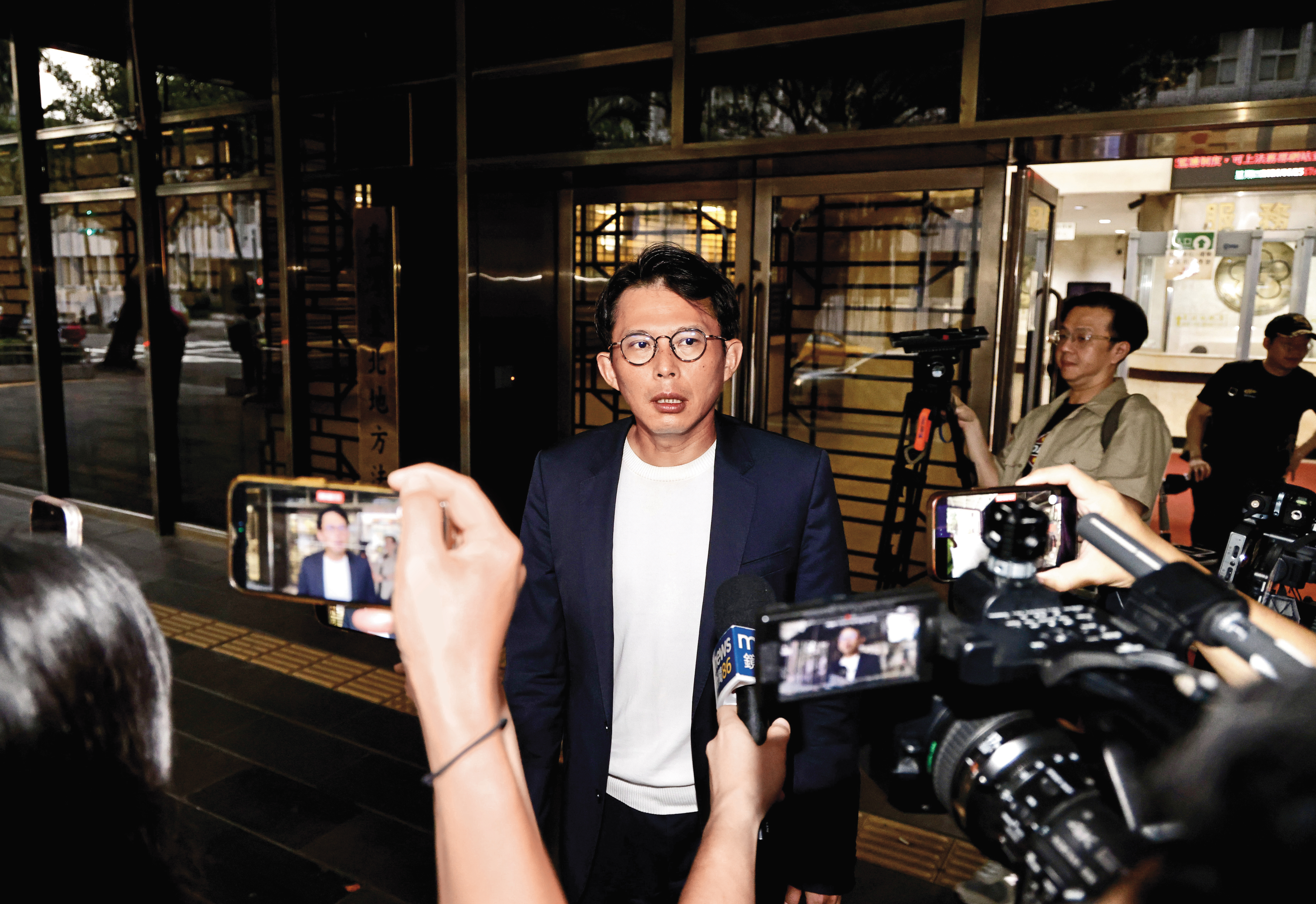黃國昌訊後絕口不提凱思或狗仔案情，反轟檢方隨匿名檢舉起舞，明顯避重就輕。
