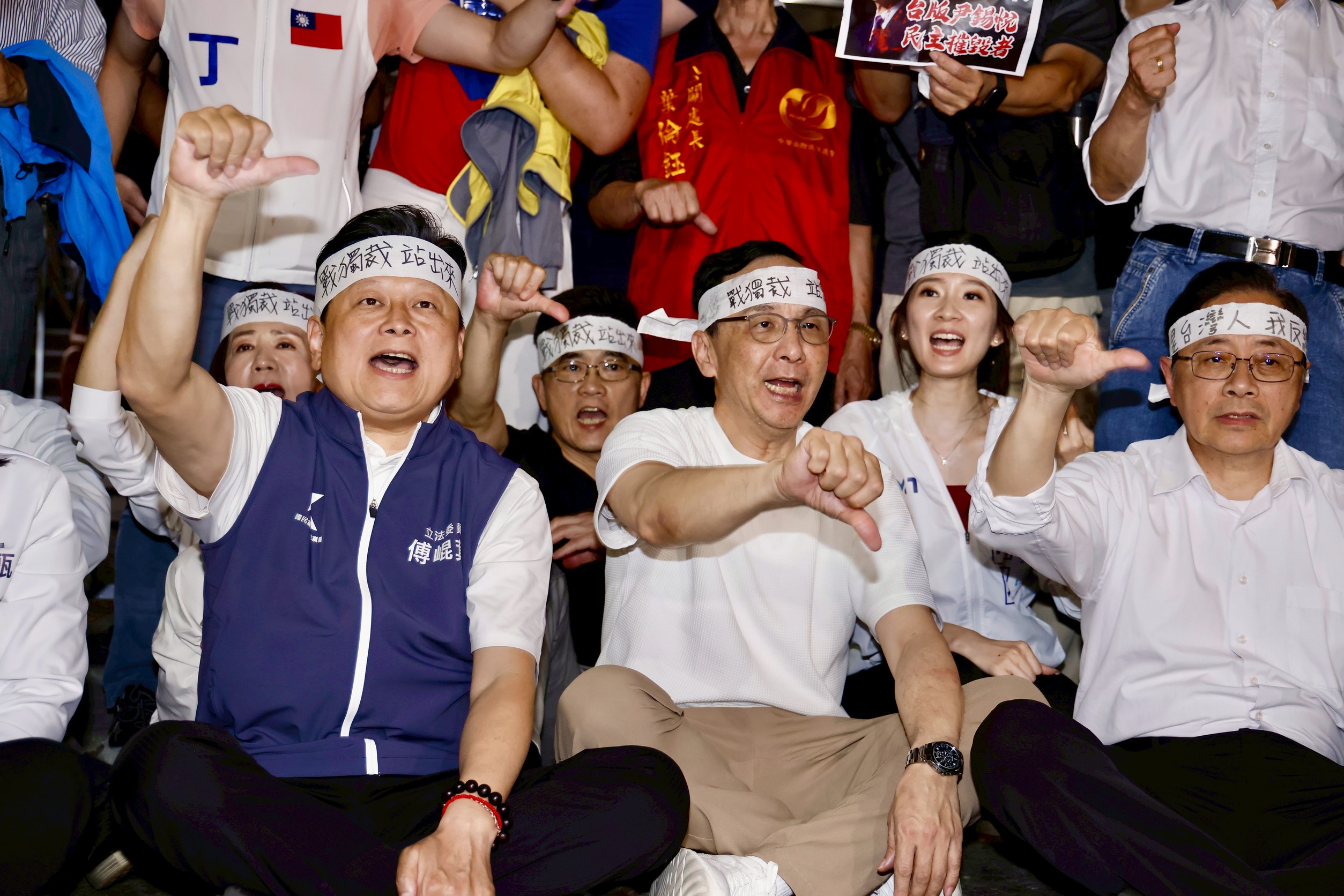 傅崐萁（左1）親信李慶隆逃亡多日遭通緝後，今天下午2點多主動投案。