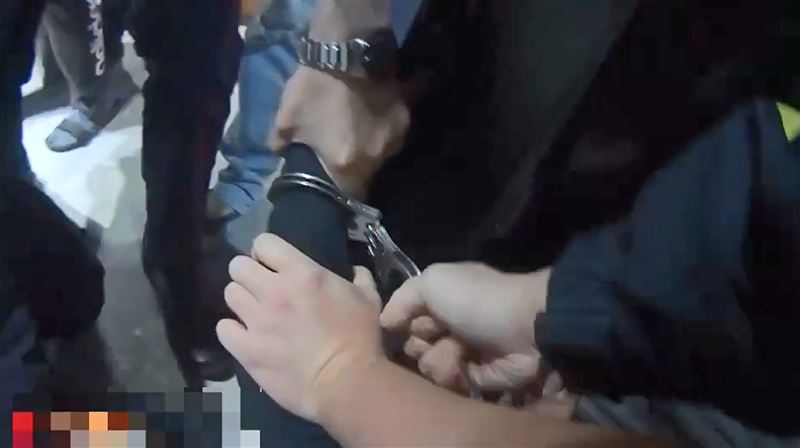 1名黃姓貨車司機,不滿好友偷走存有近20萬元的「大豬公撲滿」,昨(23日)深夜持摺疊刀大鬧蔡男住處社區。(翻攝畫面)