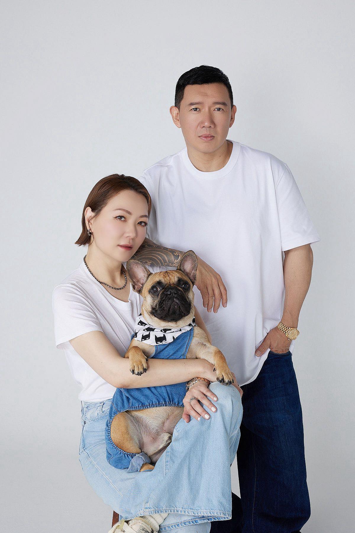 杜汶澤和妻子田蕊妮結婚20年和愛犬感情彌堅。（翻攝臉書）