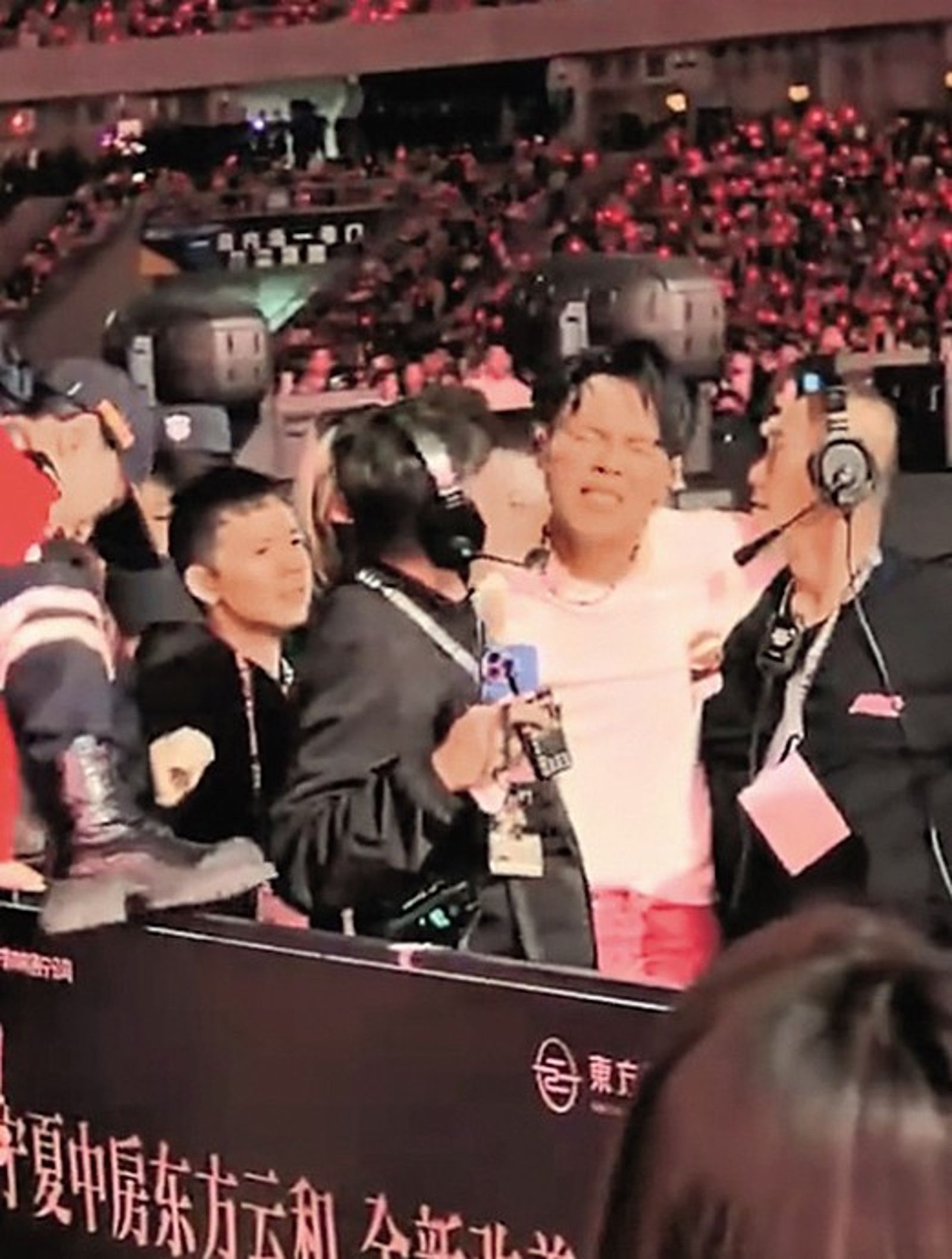 今年8月，楊宗緯（右二）演唱時跌落舞台，被攙扶出場、神情痛苦。（翻攝自微博）