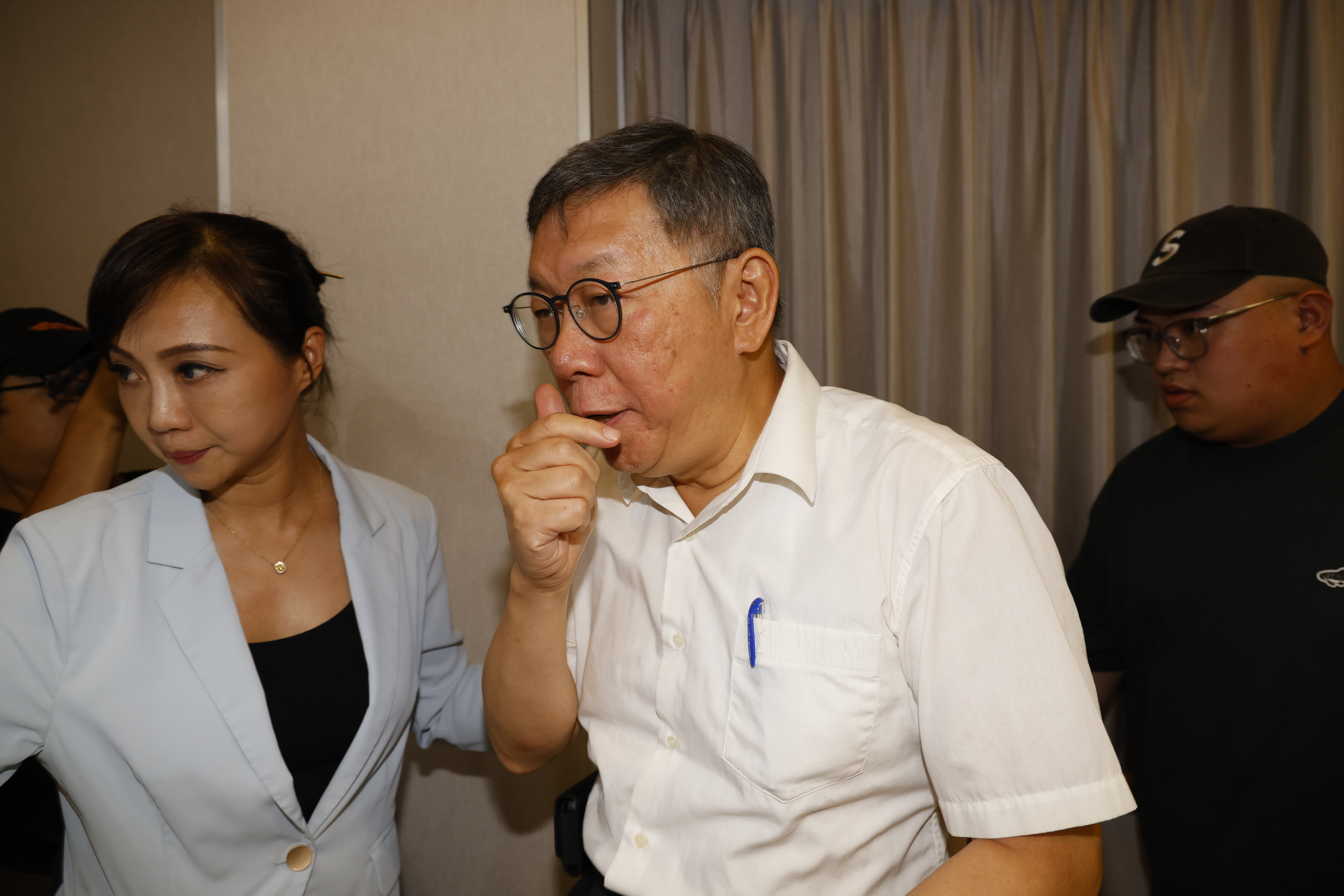 柯文哲對於媒體追問的問題總是避重就輕的回答，甚至放話提告端木正。