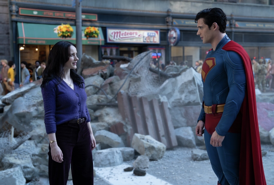 瑞秋布羅斯納安（左）是新片《超人》的女主角，好的，既然她說演了就不要吐槽，所以各位就不要期待她會講這部片的任何壞話。（華納兄弟提供）