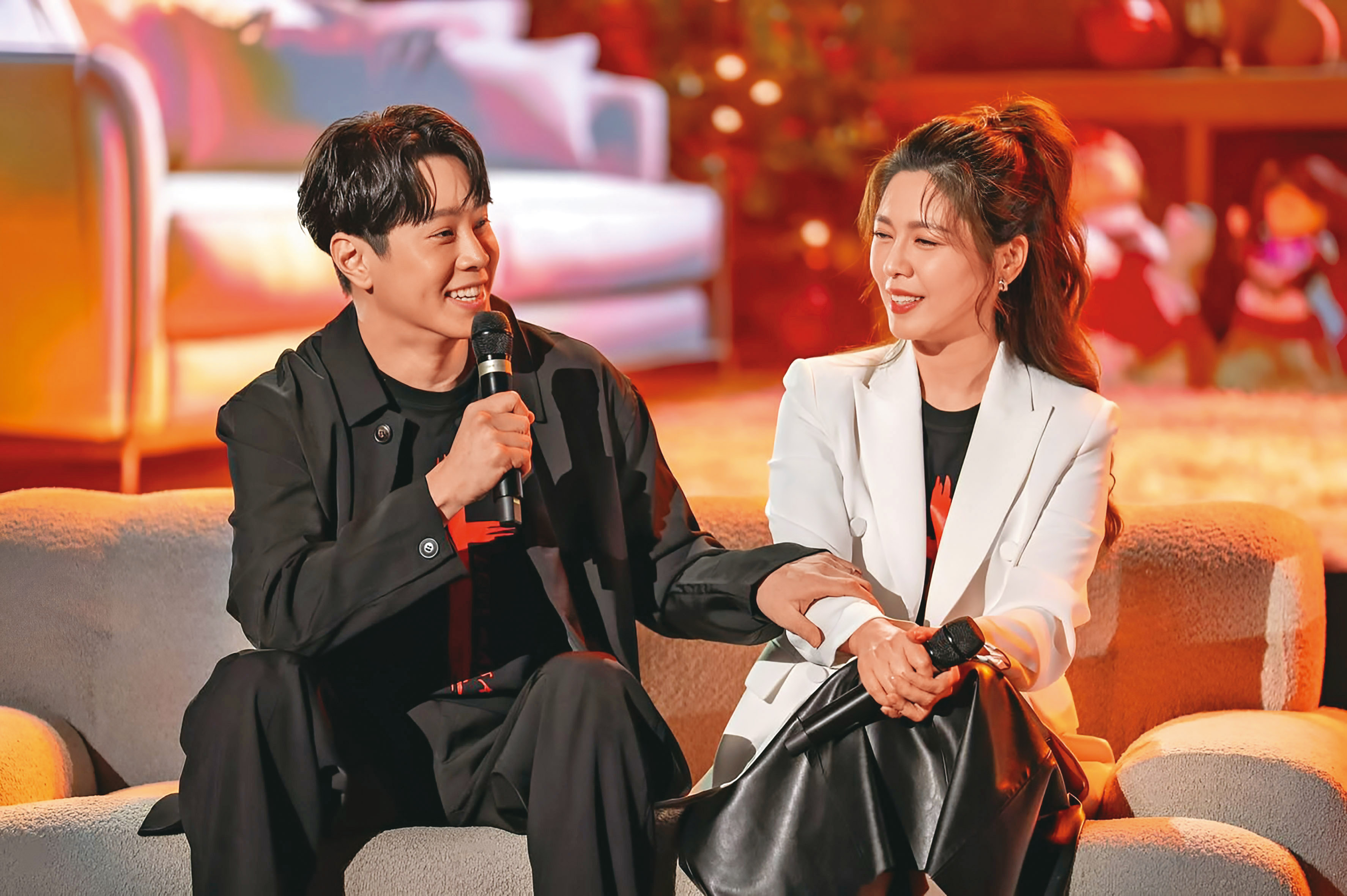 白家綺（右）和老公吳東諺（左）平常會一起主持活動，這次因救火《好運來》，在8點檔演短命夫妻。（翻攝自吳東諺臉書）