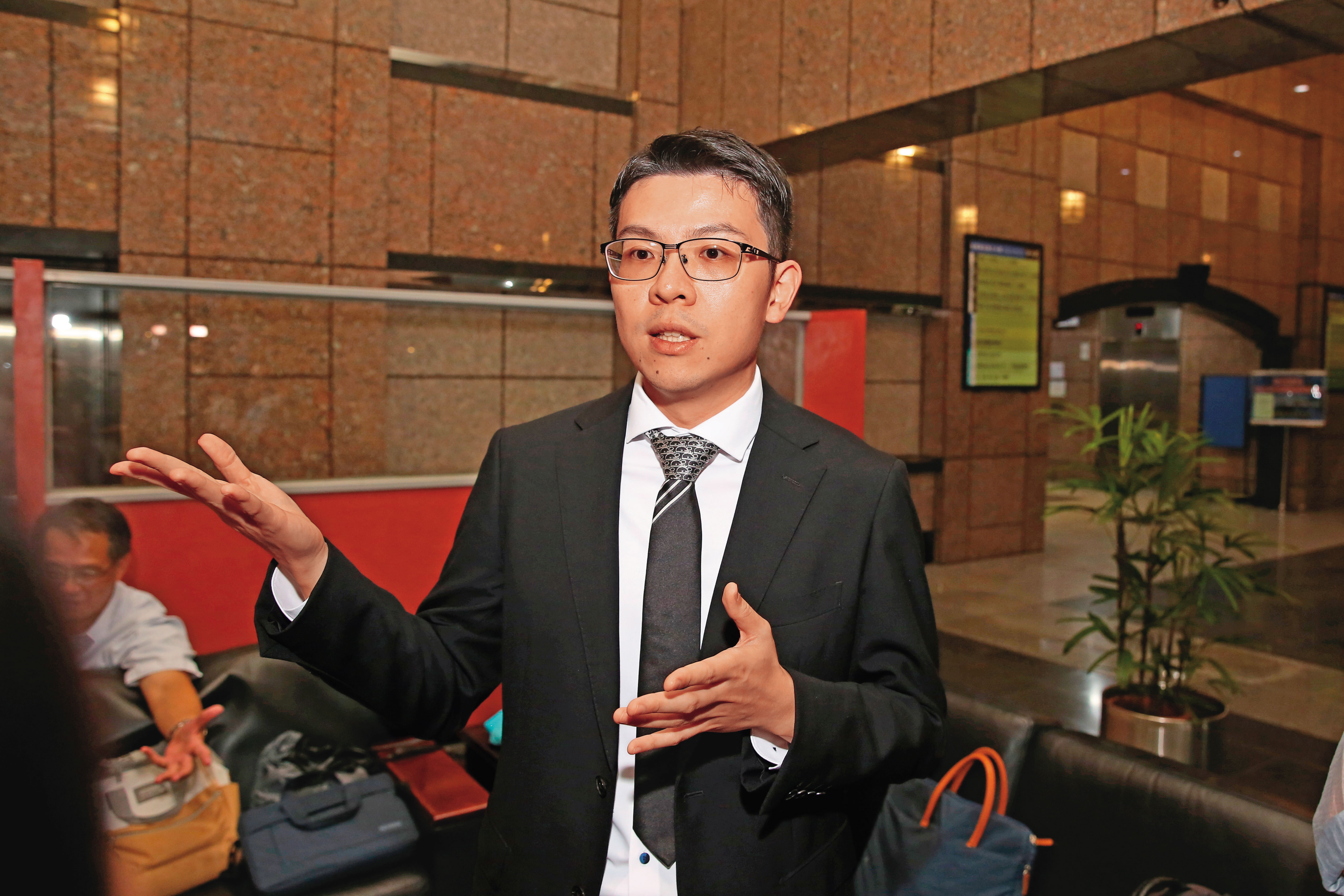 新光銀工會理事長李孟庭出面幫同事爭權益，不滿資方未提具體規劃。