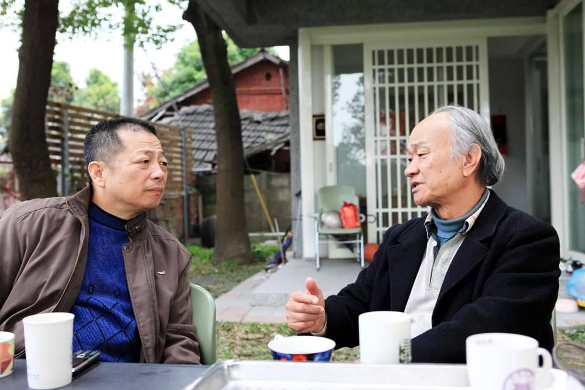 詩人吳晟(右)將於星期日在台中市中央書局與陳彥彬對談《山城番子巴-我的故鄉我的家》書裡的庶民情感生活。(陳彥彬提供)