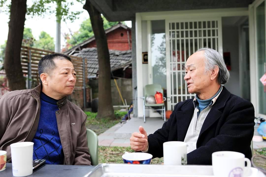 詩人吳晟（右）將於星期日在台中市中央書局與陳彥彬對談《山城番子巴－我的故鄉我的家》書裡的庶民情感生活。（陳彥彬提供）