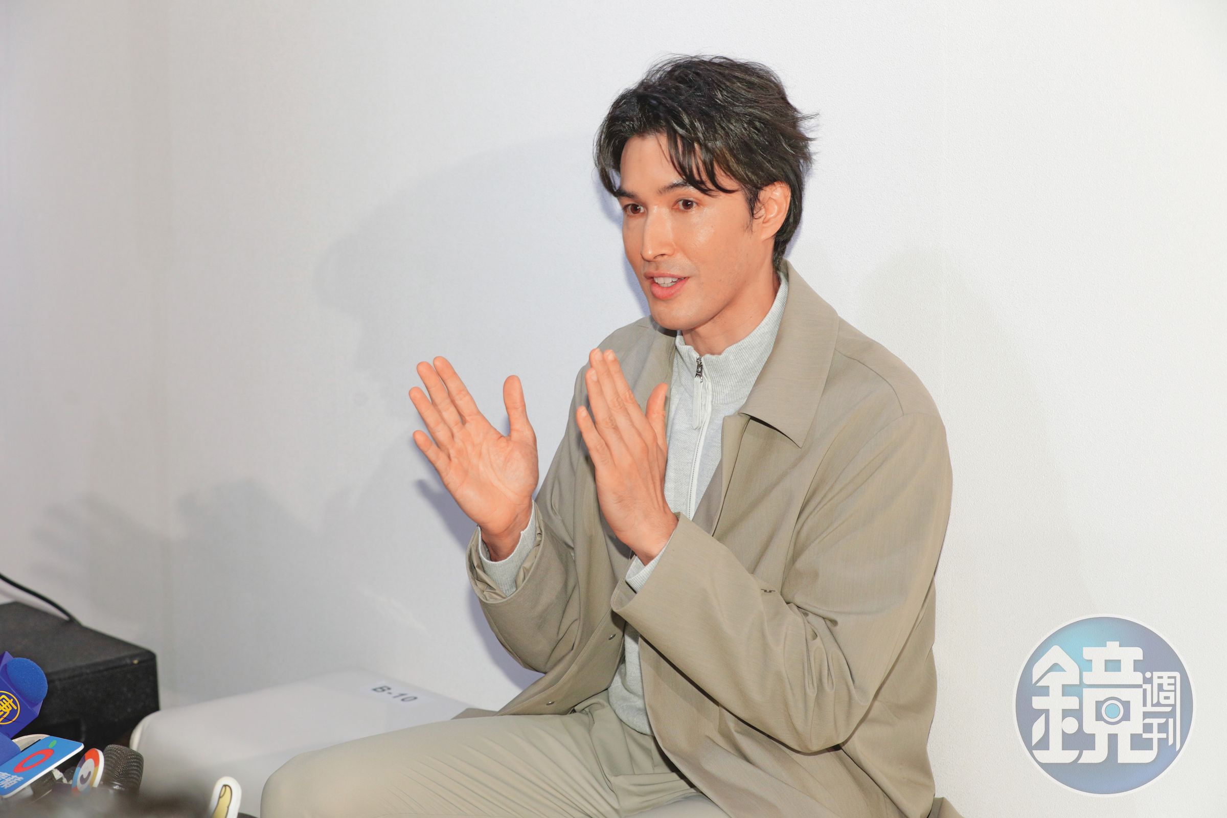 大家都說混血兒比較長…手指的部分,小編來幫忙測量看看。(伸手貼住錦榮手掌)