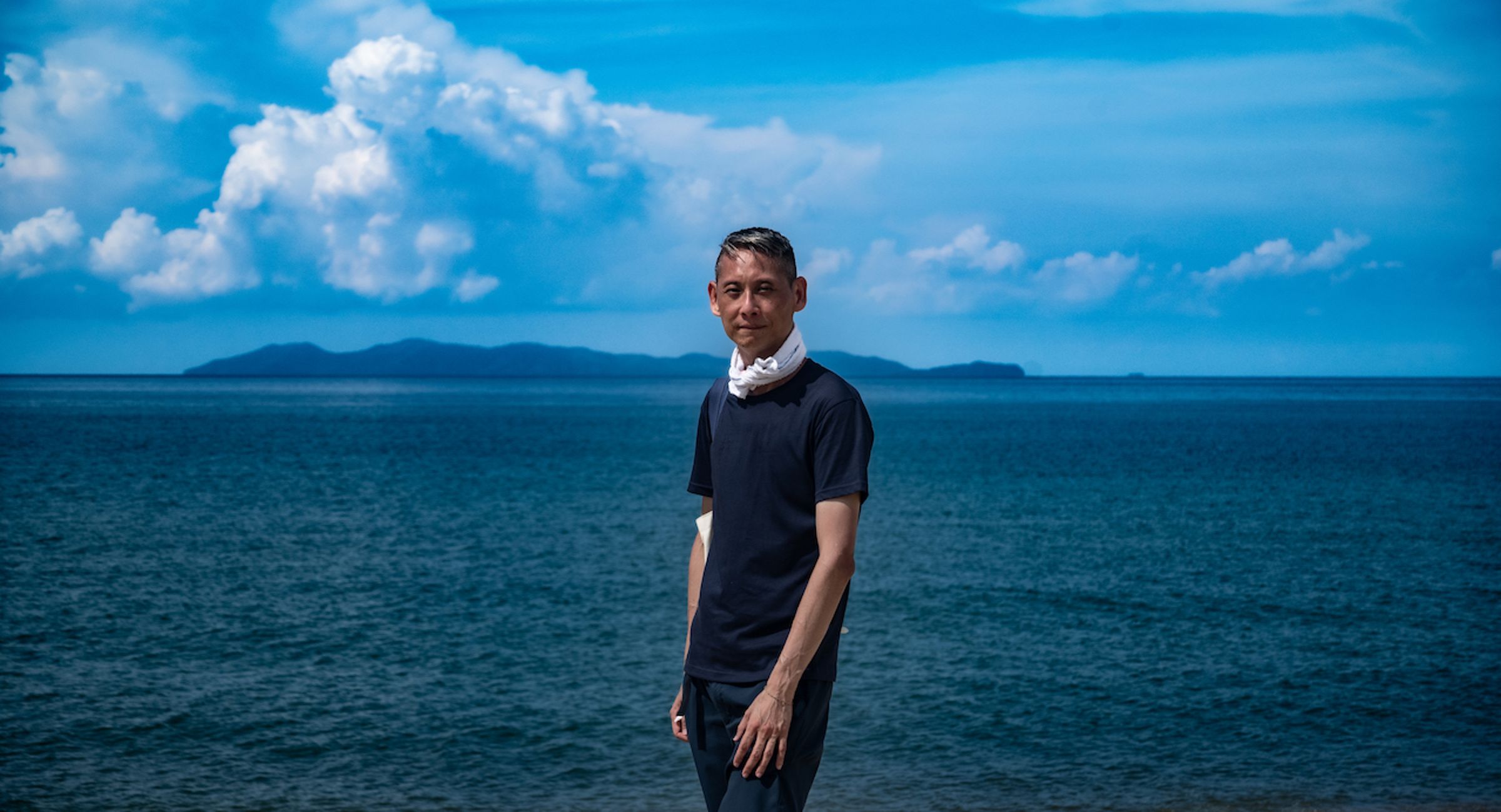 監製王禮霖為了《沙央》來到風景優美的馬來西亞東海岸。(甲上娛樂提供)
