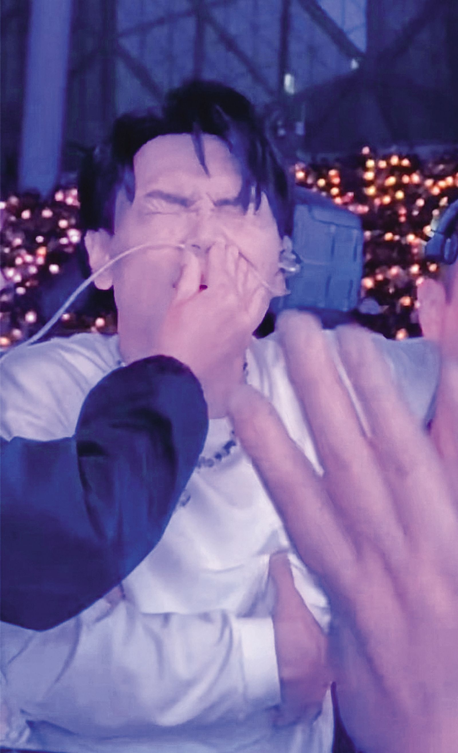 楊宗緯跌落舞台後緊急送醫，被攙扶出場，且戴著氧氣，神情十分痛苦。（翻攝自微博）