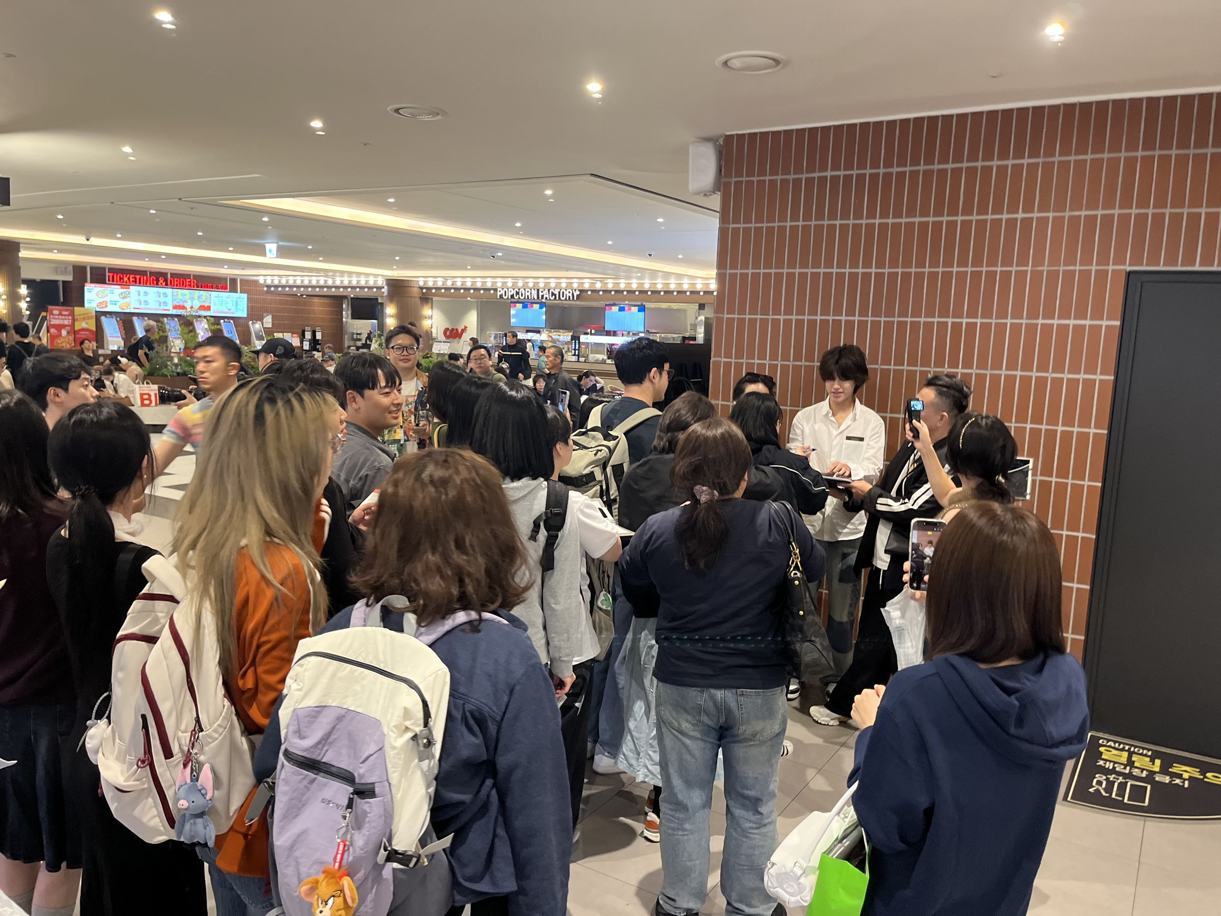 釜山影展映後演員王傑登（後排右二）獲韓國影迷熱情索簽名合照。（好威映象提供）