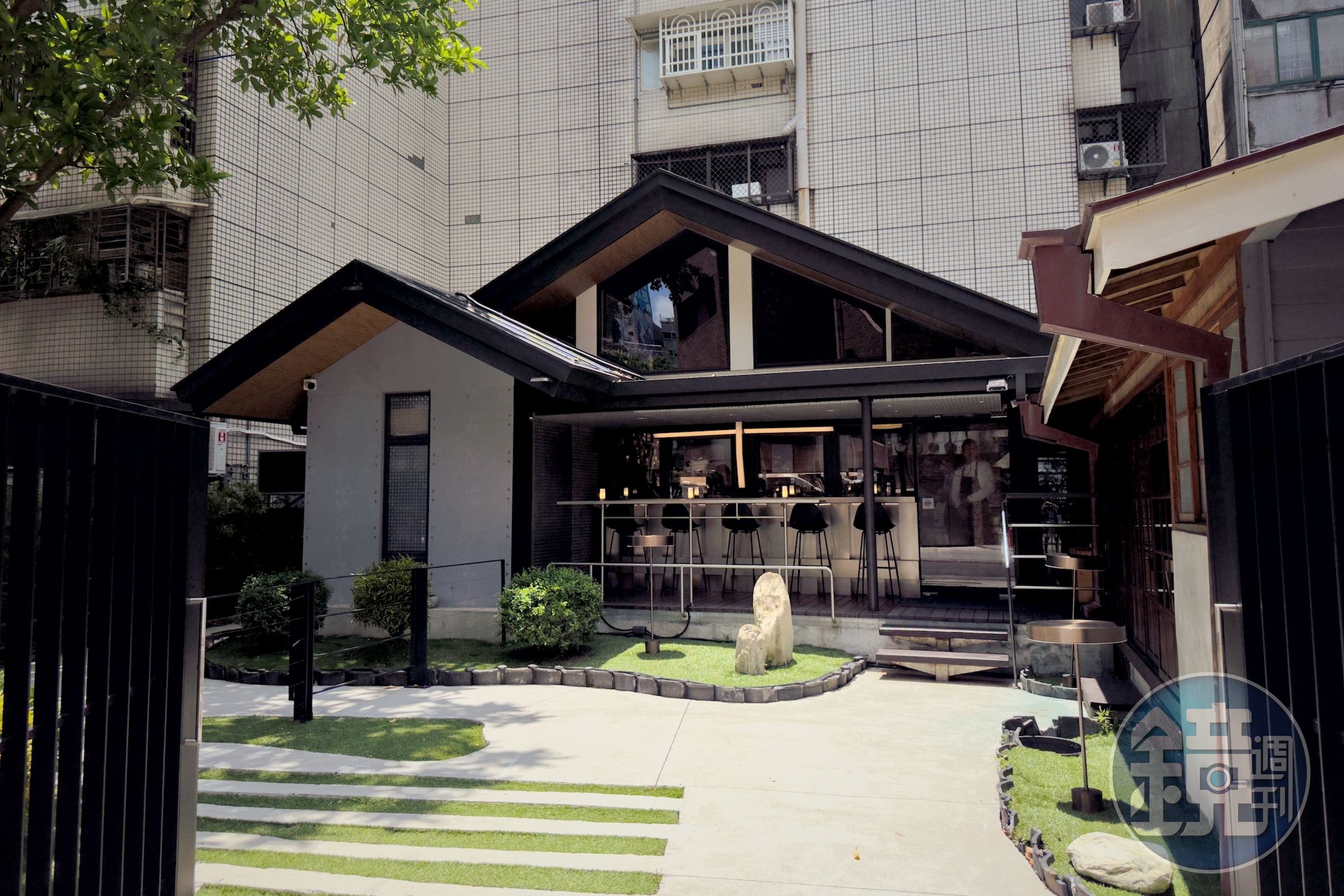 座落台北南昌路巷弄的歷史建築戴炎輝寓所，是棟建於日治時期的和洋折衷式古蹟，建築承載著台灣第一位台籍司法院長戴炎輝先生的故事，見證了台灣近代法學的發展。